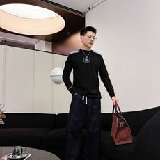 Burberry 秋冬专柜新款 时尚休闲打底衫长袖T恤,精选进口高密度双面拉架棉面料,精致原版logo打 Burberry 秋冬专柜新款 时尚休闲打底衫长袖T恤,精选进口高密度双面拉架棉面料,精致原版logo打