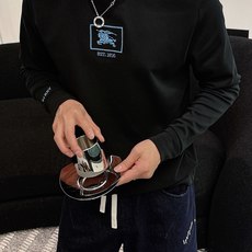 Burberry 秋冬专柜新款 时尚休闲打底衫长袖T恤,精选进口高密度双面拉架棉面料,精致原版logo打 Burberry 秋冬专柜新款 时尚休闲打底衫长袖T恤,精选进口高密度双面拉架棉面料,精致原版logo打