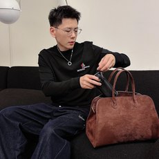 Moncler 秋冬专柜新款 时尚休闲打底衫长袖T恤,精选进口高密度双面拉架棉面料,精致原版logo打造 Moncler 秋冬专柜新款 时尚休闲打底衫长袖T恤,精选进口高密度双面拉架棉面料,精致原版logo打造