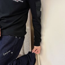 Moncler 秋冬专柜新款 时尚休闲打底衫长袖T恤,精选进口高密度双面拉架棉面料,精致原版logo打造 Moncler 秋冬专柜新款 时尚休闲打底衫长袖T恤,精选进口高密度双面拉架棉面料,精致原版logo打造