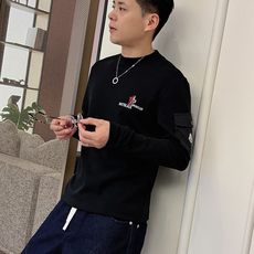 Moncler 秋冬专柜新款 时尚休闲打底衫长袖T恤,精选进口高密度双面拉架棉面料,精致原版logo打造 Moncler 秋冬专柜新款 时尚休闲打底衫长袖T恤,精选进口高密度双面拉架棉面料,精致原版logo打造
