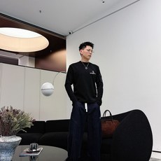 Moncler 秋冬专柜新款 时尚休闲打底衫长袖T恤,精选进口高密度双面拉架棉面料,精致原版logo打造 Moncler 秋冬专柜新款 时尚休闲打底衫长袖T恤,精选进口高密度双面拉架棉面料,精致原版logo打造