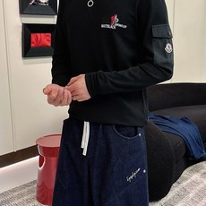 Moncler 秋冬专柜新款 时尚休闲打底衫长袖T恤,精选进口高密度双面拉架棉面料,精致原版logo打造 Moncler 秋冬专柜新款 时尚休闲打底衫长袖T恤,精选进口高密度双面拉架棉面料,精致原版logo打造