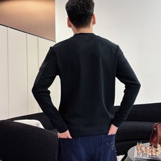 Moncler 秋冬专柜新款 时尚休闲打底衫长袖T恤,精选进口高密度双面拉架棉面料,精致原版logo打造 Moncler 秋冬专柜新款 时尚休闲打底衫长袖T恤,精选进口高密度双面拉架棉面料,精致原版logo打造