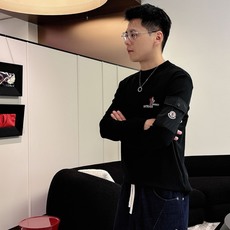Moncler 秋冬专柜新款 时尚休闲打底衫长袖T恤,精选进口高密度双面拉架棉面料,精致原版logo打造 Moncler 秋冬专柜新款 时尚休闲打底衫长袖T恤,精选进口高密度双面拉架棉面料,精致原版logo打造