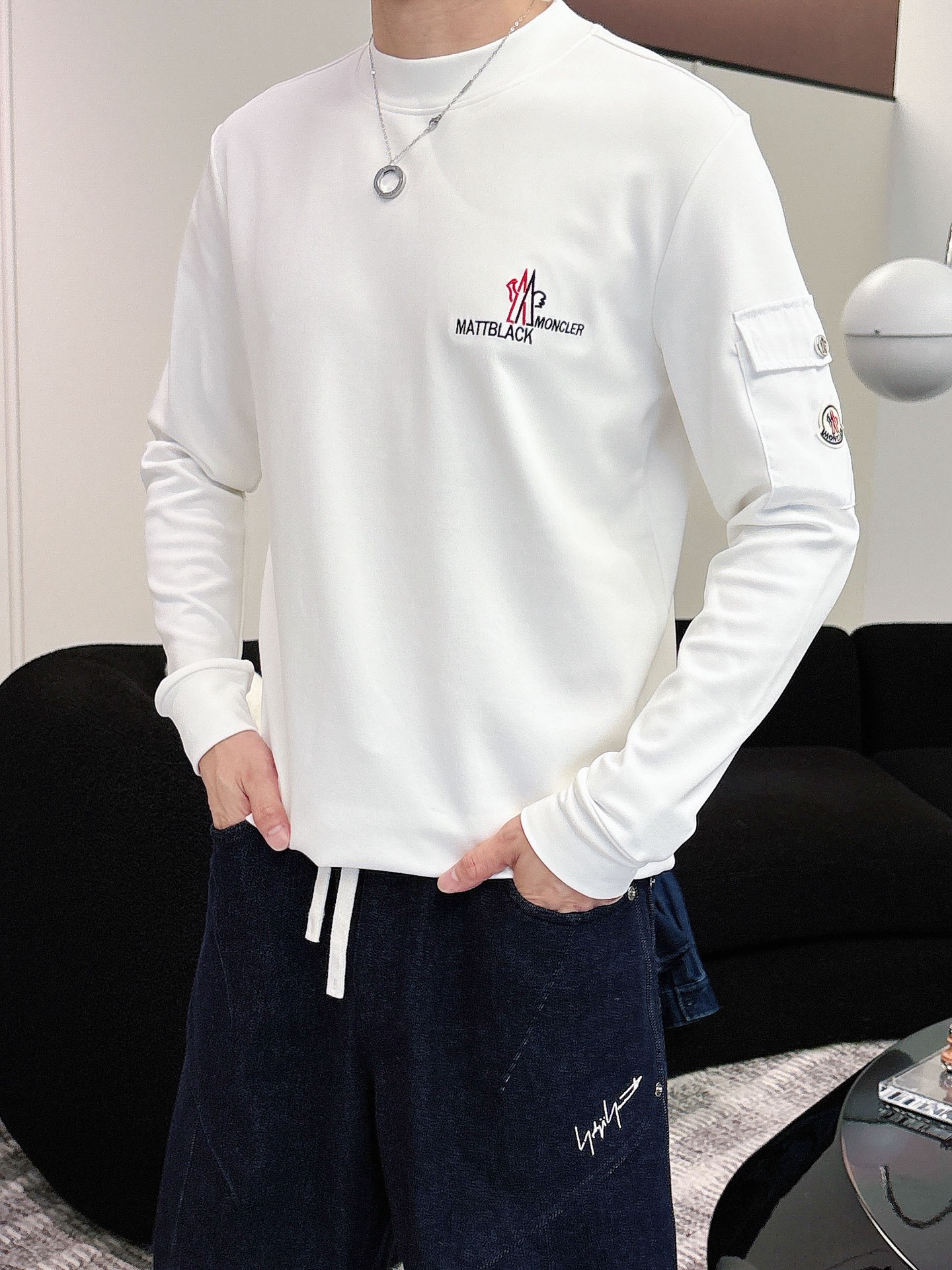 Moncler 秋冬专柜新款 时尚休闲打底衫长袖T恤，精选进口高密度双面拉架棉面料，精致原版logo打造