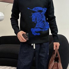 Burberry 早秋新款男士羊毛针织衫,专柜在售爆款单品,各大时尚买手明星人手一件的百搭单品。简单时尚 Burberry 早秋新款男士羊毛针织衫,专柜在售爆款单品,各大时尚买手明星人手一件的百搭单品。简单时尚