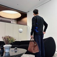 Burberry 早秋新款男士羊毛针织衫,专柜在售爆款单品,各大时尚买手明星人手一件的百搭单品。简单时尚 Burberry 早秋新款男士羊毛针织衫,专柜在售爆款单品,各大时尚买手明星人手一件的百搭单品。简单时尚