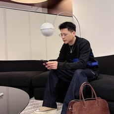 Burberry 早秋新款男士羊毛针织衫,专柜在售爆款单品,各大时尚买手明星人手一件的百搭单品。简单时尚 Burberry 早秋新款男士羊毛针织衫,专柜在售爆款单品,各大时尚买手明星人手一件的百搭单品。简单时尚