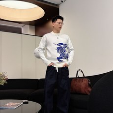 Burberry 早秋新款男士羊毛针织衫,专柜在售爆款单品,各大时尚买手明星人手一件的百搭单品。简单时尚 Burberry 早秋新款男士羊毛针织衫,专柜在售爆款单品,各大时尚买手明星人手一件的百搭单品。简单时尚