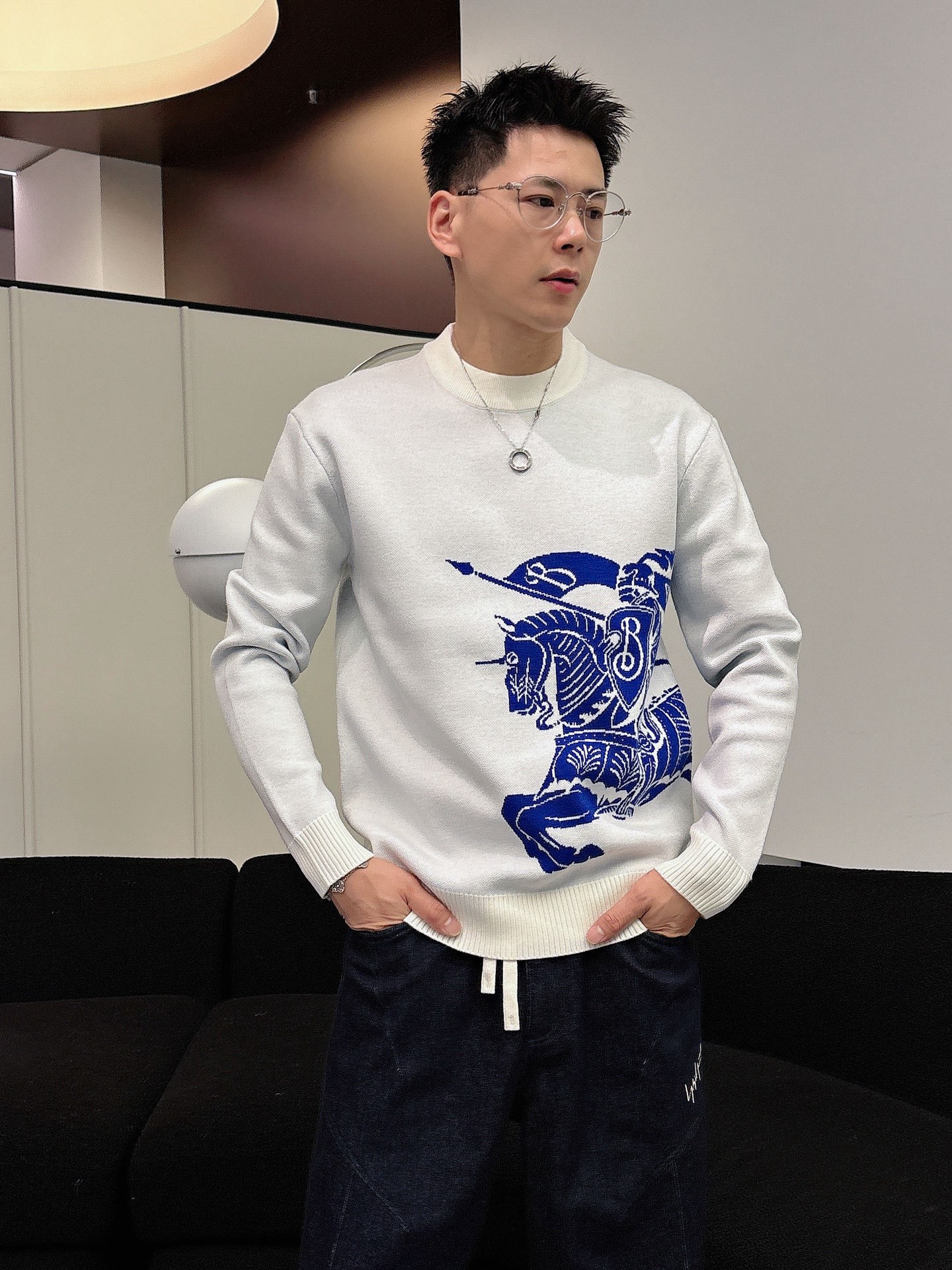 Burberry 早秋新款男士羊毛针织衫，专柜在售爆款单品，各大时尚买手明星人手一件的百搭单品。简单时尚