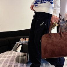 Burberry 早秋新款男士羊毛针织衫,专柜在售爆款单品,各大时尚买手明星人手一件的百搭单品。简单时尚 Burberry 早秋新款男士羊毛针织衫,专柜在售爆款单品,各大时尚买手明星人手一件的百搭单品。简单时尚