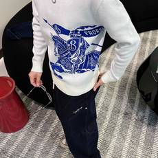 Burberry 早秋新款男士羊毛针织衫,专柜在售爆款单品,各大时尚买手明星人手一件的百搭单品。简单时尚 Burberry 早秋新款男士羊毛针织衫,专柜在售爆款单品,各大时尚买手明星人手一件的百搭单品。简单时尚