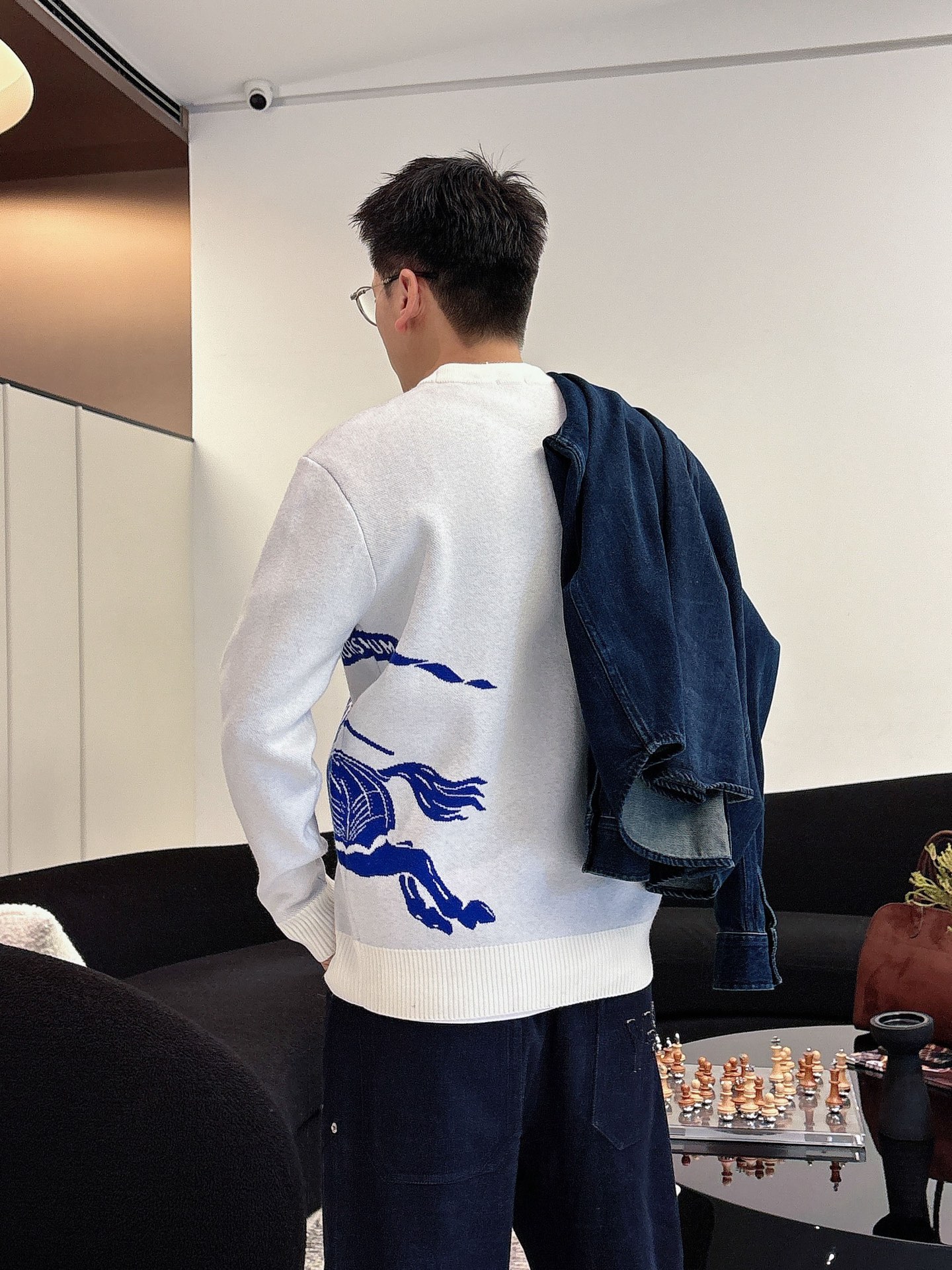 Burberry 早秋新款男士羊毛针织衫,专柜在售爆款单品,各大时尚买手明星人手一件的百搭单品。简单时尚 Burberry 早秋新款男士羊毛针织衫,专柜在售爆款单品,各大时尚买手明星人手一件的百搭单品。简单时尚