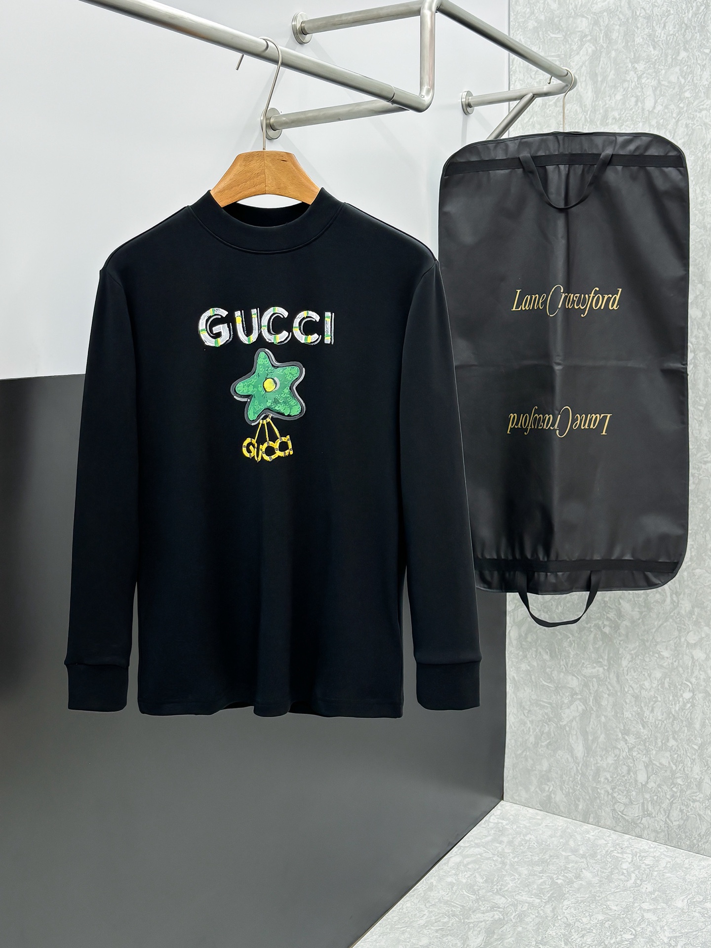 NO:654757,Gucci 25ss autumn [new product] new trade order round neck long-sleeved bottoming shirt long-sleeved T-shirt internet celebrity style!  The upper body is comfortable and breathable, not stiff, and the whole body has a rich three-dimensional sense. It is a high-quality export order that meets the simple needs of commuters. The upper body effect is very good, slimming, and not picky about the figure. The fabric workmanship... is impeccable. Only good craftsmanship and good fabrics can make you wear a good taste. A must-have item. Size S-2XL, gucci, tees, t-shirt, alexander wang19860909Gucci 25ss秋季【新品】新款贸易订单圆领长袖打底衫长袖T恤网红款！上身舒适透气,不僵硬,整体有着丰富的立体感,品质出口订单,满足通勤人们对于着装的简约需求,上身效果很好,显瘦,不挑剔身材.面料做工....无可挑剔,好工艺好面料才能穿出好品味一款,人手必备单品 码数S-2XL,,gucci,tees，t-shirt,alexander wang,Men's clothing