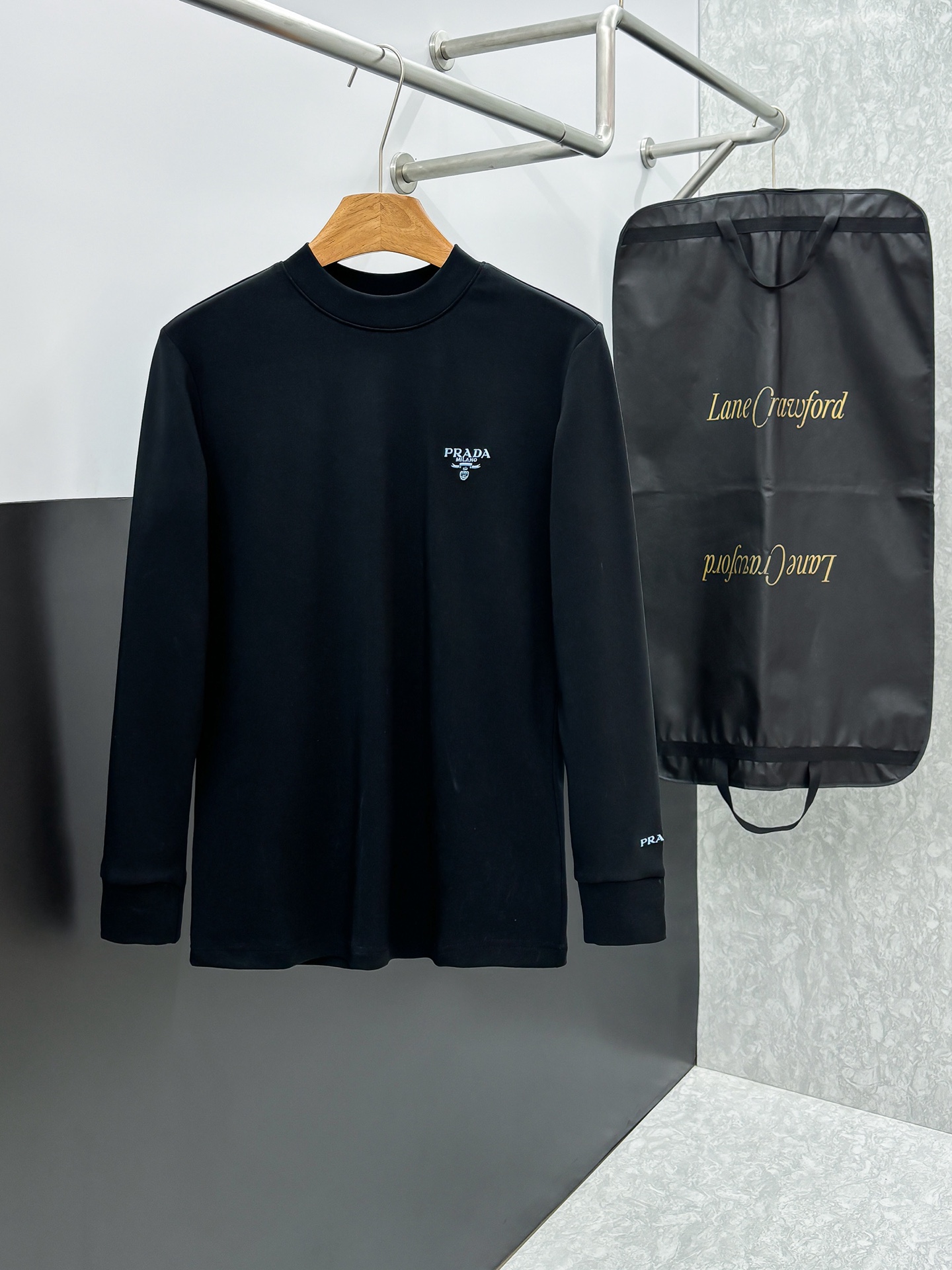 NO:654762,Prada 25ss autumn [new product] new trade order round neck long-sleeved bottoming shirt long-sleeved T-shirt internet celebrity style!  The upper body is comfortable and breathable, not stiff, and the whole body has a rich three-dimensional sense. It is a high-quality export order that meets the simple needs of commuters. The upper body effect is very good, slimming, and not picky about the figure. The fabric workmanship... is impeccable. Only good craftsmanship and good fabrics can make you wear a good taste. A must-have item. Size S-2XL, prada, tees, t-shirt, alexander wang19860909Prada 25ss秋季【新品】新款贸易订单圆领长袖打底衫长袖T恤网红款！上身舒适透气,不僵硬,整体有着丰富的立体感,品质出口订单,满足通勤人们对于着装的简约需求,上身效果很好,显瘦,不挑剔身材.面料做工....无可挑剔,好工艺好面料才能穿出好品味一款,人手必备单品 码数S-2XL,,prada,tees，t-shirt,alexander wang,Men's clothing