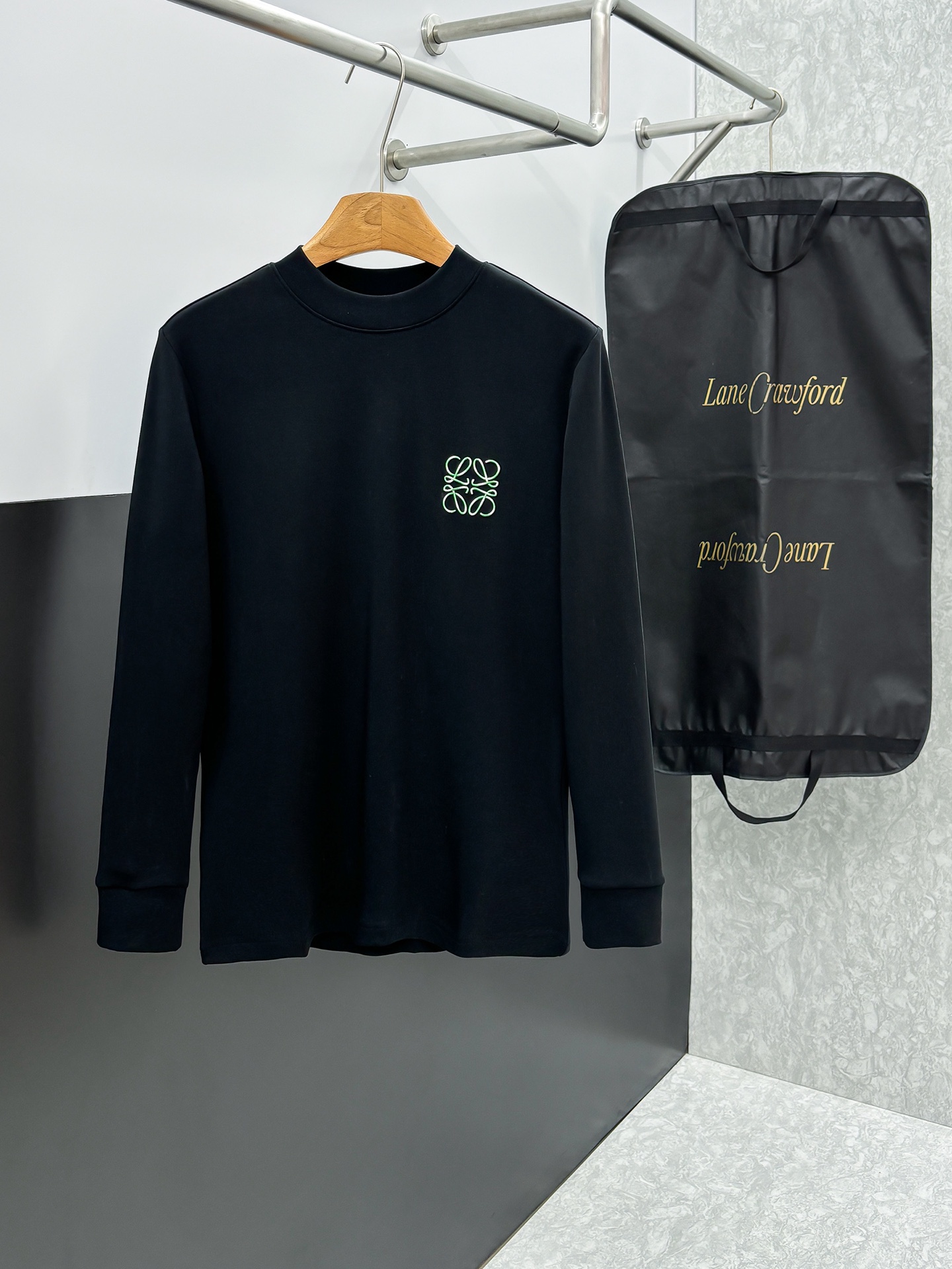 NO:654717,Loewe 25ss autumn [new product] new trade order round neck long-sleeved bottoming shirt long-sleeved T-shirt internet celebrity style!  The upper body is comfortable and breathable, not stiff, and the whole body has a rich three-dimensional sense. It is a high-quality export order that meets the simple needs of commuters. The upper body effect is very good, slimming, and not picky about the figure. The fabric workmanship... is impeccable. Only good craftsmanship and good fabrics can make you wear a good taste. A must-have item. Size S-2XL, loewe, tees, t-shirt, alexander wang19860909Loewe 25ss秋季【新品】新款贸易订单圆领长袖打底衫长袖T恤网红款！上身舒适透气,不僵硬,整体有着丰富的立体感,品质出口订单,满足通勤人们对于着装的简约需求,上身效果很好,显瘦,不挑剔身材.面料做工....无可挑剔,好工艺好面料才能穿出好品味一款,人手必备单品 码数S-2XL,,loewe,tees，t-shirt,alexander wang,Men's clothing