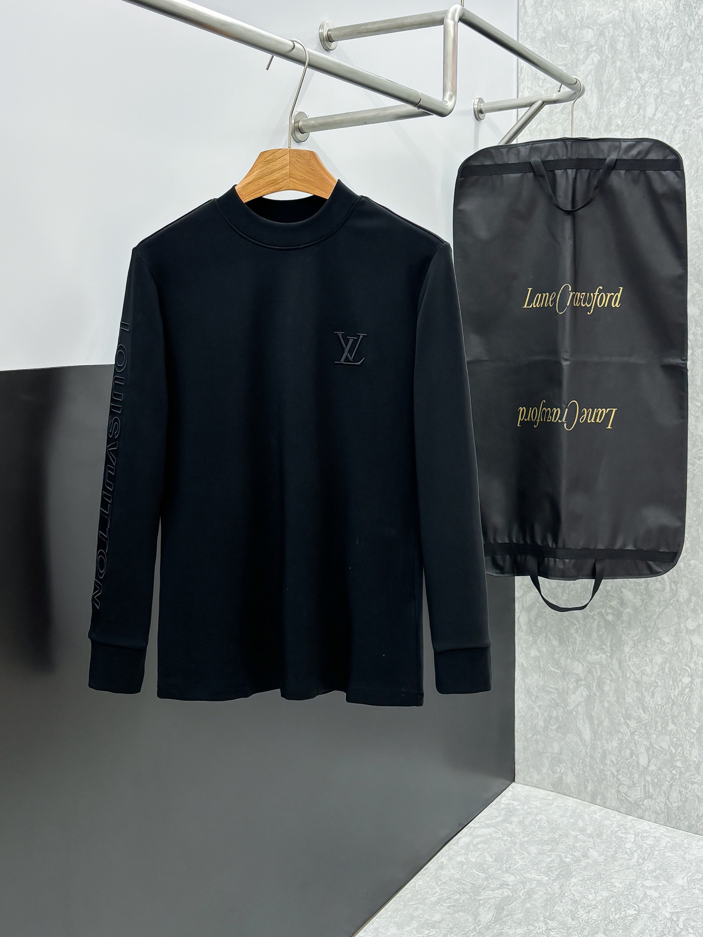 NO:654723,LV 25ss autumn [new product] new trade order round neck long-sleeved bottoming shirt long-sleeved T-shirt internet celebrity style!  The upper body is comfortable and breathable, not stiff, and the whole body has a rich three-dimensional sense. It is a high-quality export order that meets the simple needs of commuters. The upper body effect is very good, slimming, and not picky about the figure. The fabric workmanship... is impeccable. Only good craftsmanship and good fabrics can make you wear a good taste. A must-have item. Size S-2XL, Louis Vuitton, Tees, T-shirt, Alexander Wang19860909LV 25ss秋季【新品】新款贸易订单圆领长袖打底衫长袖T恤网红款！上身舒适透气,不僵硬,整体有着丰富的立体感,品质出口订单,满足通勤人们对于着装的简约需求,上身效果很好,显瘦,不挑剔身材.面料做工....无可挑剔,好工艺好面料才能穿出好品味一款,人手必备单品 码数S-2XL,,louis vuitton,tees，t-shirt,alexander wang,Men's clothing