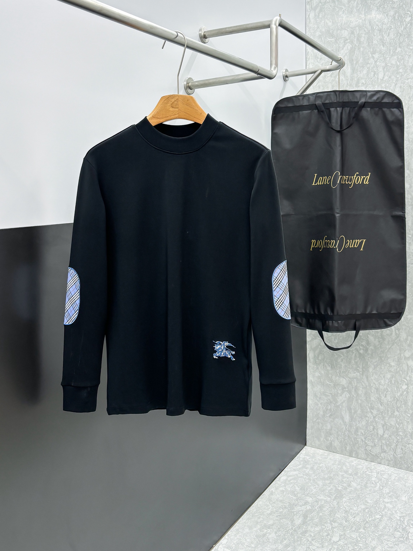 NO:654728,Burberry 25ss autumn [new product] new trade order round neck long-sleeved bottoming shirt long-sleeved T-shirt internet celebrity style!  The upper body is comfortable and breathable, not stiff, and the whole body has a rich three-dimensional sense. It is a high-quality export order that meets the simple needs of commuters. The upper body effect is very good, slimming, and not picky about the figure. The fabric workmanship... is impeccable. Only good craftsmanship and good fabrics can make you wear a good taste. A must-have item. Size S-2XL, burberry, tees, t-shirt, alexander wang19860909Burberry 25ss秋季【新品】新款贸易订单圆领长袖打底衫长袖T恤网红款！上身舒适透气,不僵硬,整体有着丰富的立体感,品质出口订单,满足通勤人们对于着装的简约需求,上身效果很好,显瘦,不挑剔身材.面料做工....无可挑剔,好工艺好面料才能穿出好品味一款,人手必备单品 码数S-2XL,,burberry,tees，t-shirt,alexander wang,Men's clothing