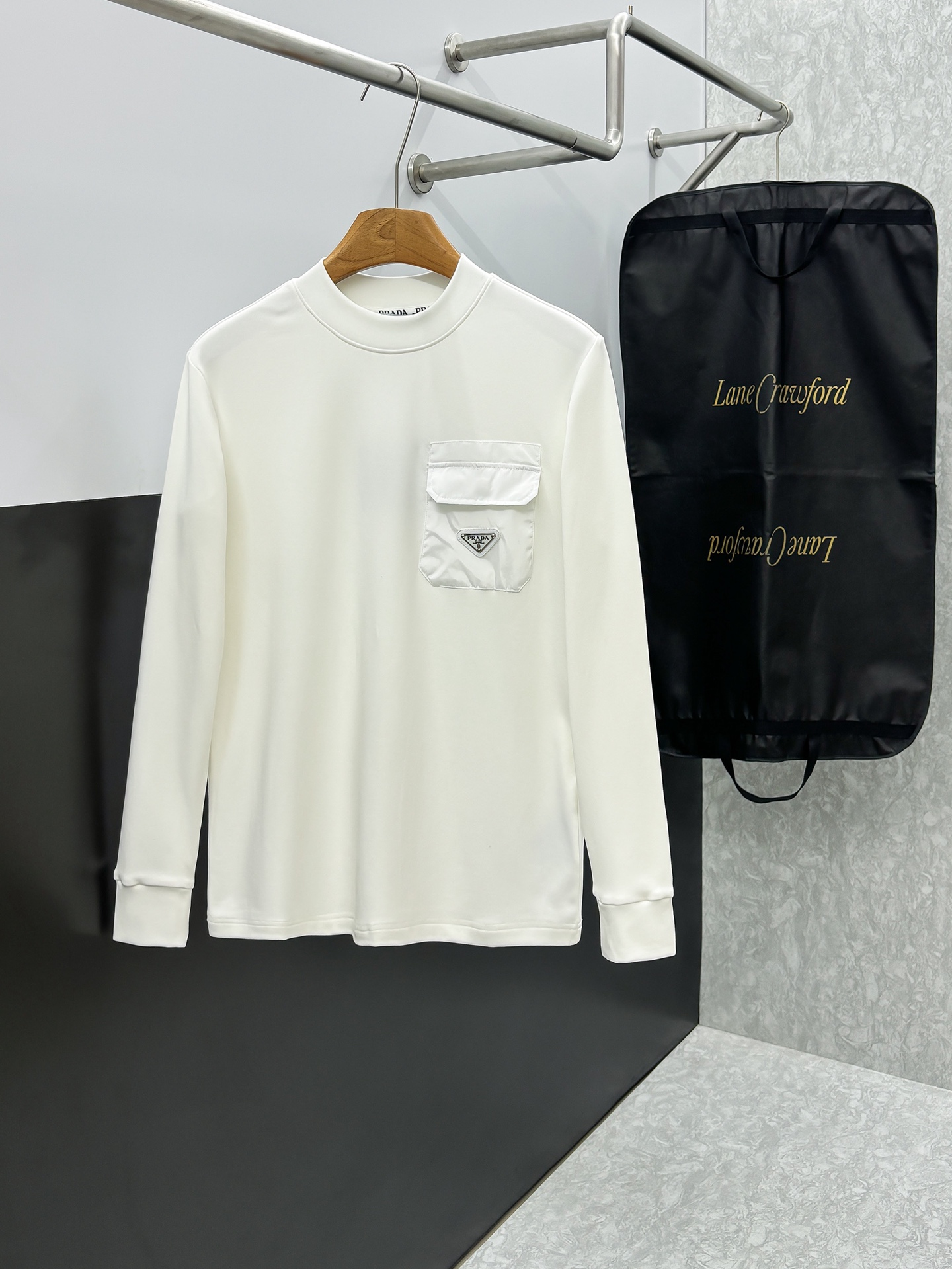 NO:654733,Prada 2025 Autumn and Winter counter new fashion casual bottoming long-sleeved T-shirt, made of imported high-density double-sided long-staple cotton fabric, made with exquisite original logo, excellent in comfort and breathability, soft, anti-wrinkle, elastic and excellent drape. It is handsome whether worn alone or as an inner layer. It conforms to men's practical dressing habits, pursues luxury, noble and elegant style, creates extraordinary men's taste, the visual effect is very good, extremely high-grade, simple and fashionable, a must-have choice for leisure and business!  Size S-XXL,,prada,prada,tees,t-shirt,alexander wang19860909Prada 普拉达 2025秋冬专柜新款 时尚休闲打底衫长袖T恤,精选进口高密度双面长绒棉面料,精致原版logo打造,舒适性与透气性兼优,柔软抗皱弹性和垂性极佳,无论是单穿或是内搭都是帅气十足,吻合了男性实用穿衣习惯,追求奢华高贵优雅风范,打造不凡男士品味,视觉效果非常赞,档次极高,简约时尚,休闲商务必备之选！ 码数S-XXL,,prada,prada,tees，t-shirt,alexander wang,Men's clothing