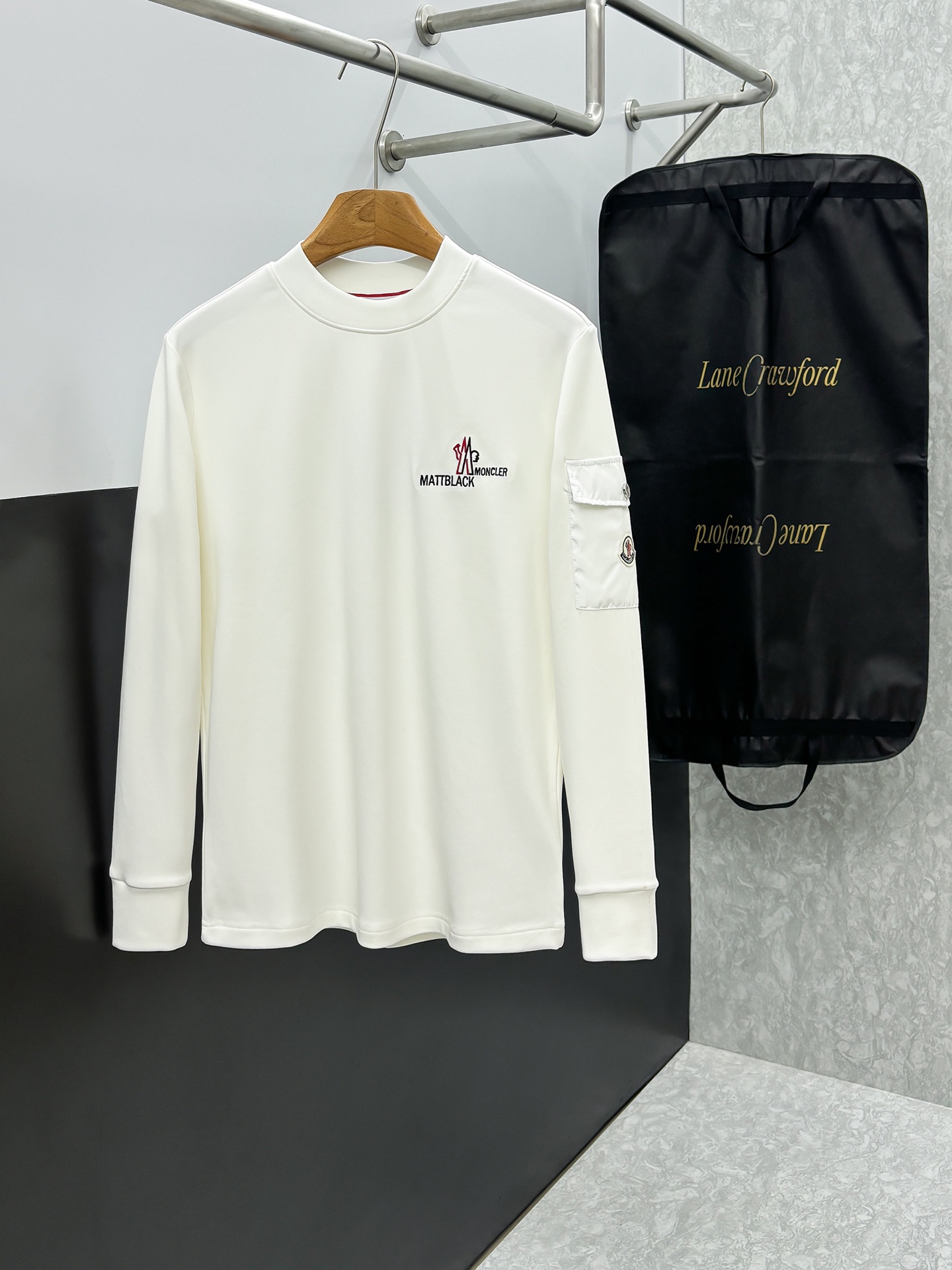 NO:654738,Moncler 2025 Autumn and Winter counter new fashion casual bottoming long-sleeved T-shirt, made of imported high-density double-sided long-staple cotton fabric, made of exquisite original logo, excellent in comfort and breathability, soft, anti-wrinkle, elastic and excellent drape. It is handsome whether worn alone or as an inner layer. It conforms to men's practical dressing habits, pursues luxury, noble and elegant style, creates extraordinary men's taste, the visual effect is very good, extremely high-grade, simple and fashionable, a must-have choice for leisure and business!  Size S-XXL,,Moncler,tees,t-shirt,alexander wang19860909Moncler 蒙口 2025秋冬专柜新款 时尚休闲打底衫长袖T恤,精选进口高密度双面长绒棉面料,精致原版logo打造,舒适性与透气性兼优,柔软抗皱弹性和垂性极佳,无论是单穿或是内搭都是帅气十足,吻合了男性实用穿衣习惯,追求奢华高贵优雅风范,打造不凡男士品味,视觉效果非常赞,档次极高,简约时尚,休闲商务必备之选！ 码数S-XXL,,Moncler,tees，t-shirt,alexander wang,Men's clothing