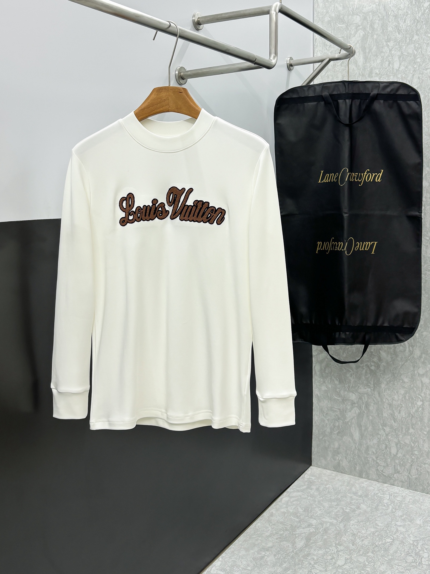 NO:654743,LV Louis Vuitton 2025 Autumn and Winter counter new fashion casual bottoming long-sleeved T-shirt, made of imported high-density double-sided long-staple cotton fabric, made of exquisite original logo, excellent in comfort and breathability, soft and anti-wrinkle, elastic and drapey. It is handsome whether worn alone or as an inner layer. It conforms to men's practical dressing habits, pursues luxury, noble and elegant style, creates extraordinary men's taste, the visual effect is very good, extremely high-grade, simple and fashionable, a must-have choice for leisure and business!  Size S-XXL,,louis vuitton,louis vuitton,tees,t-shirt,alexander wang19860909LV 路易威登 2025秋冬专柜新款 时尚休闲打底衫长袖T恤,精选进口高密度双面长绒棉面料,精致原版logo打造,舒适性与透气性兼优,柔软抗皱弹性和垂性极佳,无论是单穿或是内搭都是帅气十足,吻合了男性实用穿衣习惯,追求奢华高贵优雅风范,打造不凡男士品味,视觉效果非常赞,档次极高,简约时尚,休闲商务必备之选！ 码数S-XXL,,louis vuitton,louis vuitton,tees，t-shirt,alexander wang,Men's clothing