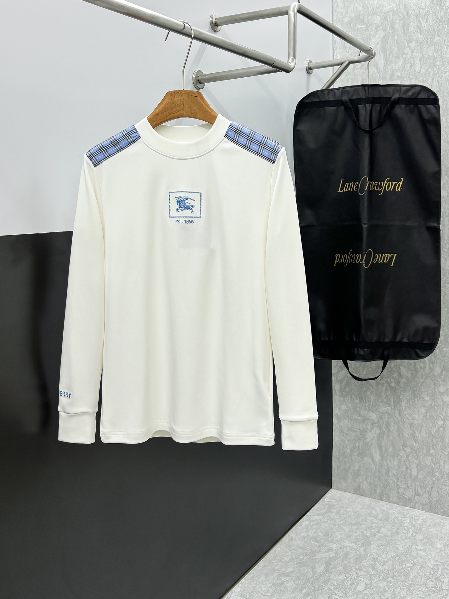 NO:654748,Burberry 2025 Autumn and Winter counter new fashion casual bottoming long-sleeved T-shirt, made of imported high-density double-sided long-staple cotton fabric, made of exquisite original logo, excellent in comfort and breathability, soft and anti-wrinkle, elastic and drapey. It is handsome whether worn alone or as an inner layer. It conforms to men's practical dressing habits, pursues luxury, noble and elegant style, creates extraordinary men's taste, the visual effect is very good, extremely high-grade, simple and fashionable, a must-have choice for leisure and business!  Size S-XXL,,burberry,burberry,tees,t-shirt,alexander wang19860909Burberry 巴宝莉 2025秋冬专柜新款 时尚休闲打底衫长袖T恤,精选进口高密度双面长绒棉面料,精致原版logo打造,舒适性与透气性兼优,柔软抗皱弹性和垂性极佳,无论是单穿或是内搭都是帅气十足,吻合了男性实用穿衣习惯,追求奢华高贵优雅风范,打造不凡男士品味,视觉效果非常赞,档次极高,简约时尚,休闲商务必备之选！ 码数S-XXL,,burberry,burberry,tees，t-shirt,alexander wang,Men's clothing