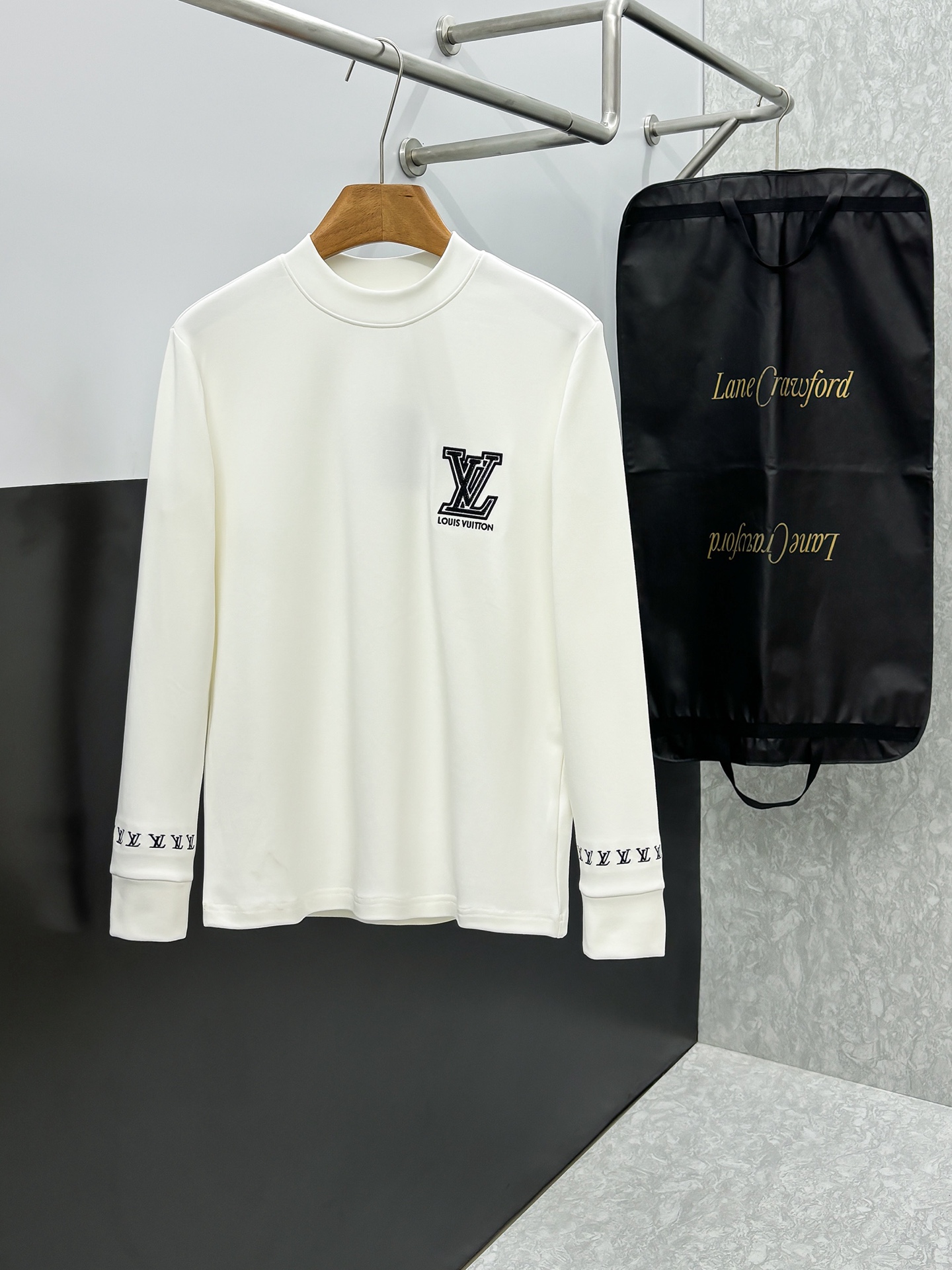 NO:654753,LV Louis Vuitton 2025 Autumn and Winter counter new fashion casual bottoming long-sleeved T-shirt, made of imported high-density double-sided long-staple cotton fabric, made of exquisite original logo, excellent in comfort and breathability, soft and anti-wrinkle, elastic and drapey. It is handsome whether worn alone or as an inner layer. It conforms to men's practical dressing habits, pursues luxury, noble and elegant style, creates extraordinary men's taste, the visual effect is very good, extremely high-grade, simple and fashionable, a must-have choice for leisure and business!  Size S-XXL,,louis vuitton,louis vuitton,tees,t-shirt,alexander wang19860909LV 路易威登 2025秋冬专柜新款 时尚休闲打底衫长袖T恤,精选进口高密度双面长绒棉面料,精致原版logo打造,舒适性与透气性兼优,柔软抗皱弹性和垂性极佳,无论是单穿或是内搭都是帅气十足,吻合了男性实用穿衣习惯,追求奢华高贵优雅风范,打造不凡男士品味,视觉效果非常赞,档次极高,简约时尚,休闲商务必备之选！ 码数S-XXL,,louis vuitton,louis vuitton,tees，t-shirt,alexander wang,Men's clothing