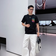 LV家 2026春夏新款男女同情侣款👫休闲宽松棉质圆领短袖T恤衫!贸易公司渠道稀出,同步官网发售 ! LV家 2026春夏新款男女同情侣款👫休闲宽松棉质圆领短袖T恤衫!贸易公司渠道稀出,同步官网发售 !