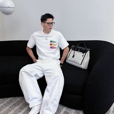 LV家 2026春夏新款男女同情侣款👫休闲宽松棉质圆领短袖T恤衫!贸易公司渠道稀出,同步官网发售 ! LV家 2026春夏新款男女同情侣款👫休闲宽松棉质圆领短袖T恤衫!贸易公司渠道稀出,同步官网发售 !