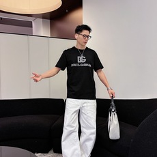 DG 2026春夏新款男女同情侣款👫休闲宽松棉质圆领短袖T恤衫!贸易公司渠道稀出,同步官网发售 ! DG 2026春夏新款男女同情侣款👫休闲宽松棉质圆领短袖T恤衫!贸易公司渠道稀出,同步官网发售 !