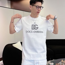 DG 2026春夏新款男女同情侣款👫休闲宽松棉质圆领短袖T恤衫!贸易公司渠道稀出,同步官网发售 ! DG 2026春夏新款男女同情侣款👫休闲宽松棉质圆领短袖T恤衫!贸易公司渠道稀出,同步官网发售 !