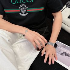 Gucc*古家 2026春夏新款男女同情侣款👫休闲宽松棉质圆领短袖T恤衫!贸易公司渠道稀出,同步官网发售 Gucc*古家 2026春夏新款男女同情侣款👫休闲宽松棉质圆领短袖T恤衫!贸易公司渠道稀出,同步官网发售