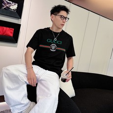 Gucc*古家 2026春夏新款男女同情侣款👫休闲宽松棉质圆领短袖T恤衫!贸易公司渠道稀出,同步官网发售 Gucc*古家 2026春夏新款男女同情侣款👫休闲宽松棉质圆领短袖T恤衫!贸易公司渠道稀出,同步官网发售
