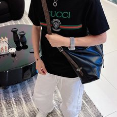 Gucc*古家 2026春夏新款男女同情侣款👫休闲宽松棉质圆领短袖T恤衫!贸易公司渠道稀出,同步官网发售 Gucc*古家 2026春夏新款男女同情侣款👫休闲宽松棉质圆领短袖T恤衫!贸易公司渠道稀出,同步官网发售