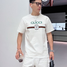 Gucc*古家 2026春夏新款男女同情侣款👫休闲宽松棉质圆领短袖T恤衫!贸易公司渠道稀出,同步官网发售 Gucc*古家 2026春夏新款男女同情侣款👫休闲宽松棉质圆领短袖T恤衫!贸易公司渠道稀出,同步官网发售