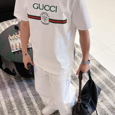 Gucc*古家 2026春夏新款男女同情侣款👫休闲宽松棉质圆领短袖T恤衫!贸易公司渠道稀出,同步官网发售 Gucc*古家 2026春夏新款男女同情侣款👫休闲宽松棉质圆领短袖T恤衫!贸易公司渠道稀出,同步官网发售