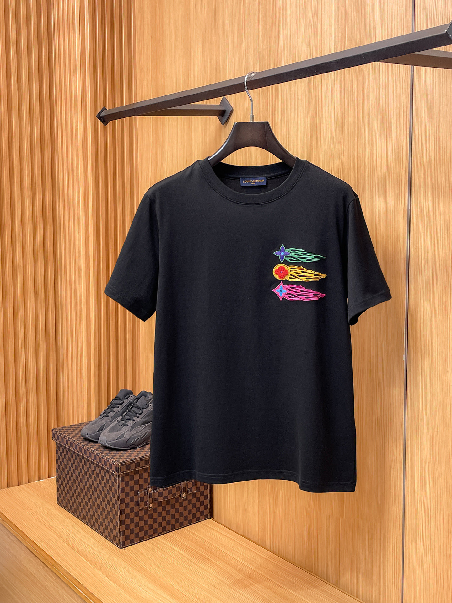 NO:733831,LV [New Product] 2026SS Spring and Summer Men and Women Couple Classic Logo Icon Design The simple fashion element design of the short-sleeved T-shirt highlights simplicity and is a high-value item this summer. The high-quality knitted cotton fabric is supplied by customers, with a smooth and delicate feel, and impeccable breathability and comfort. The stylish silhouette and cutting design highlight the latest fashion techniques.  The new logo leather badge is sewn with strong appeal, highlighting the avant-garde unique personality. A must-have item for fashionistas. Expressing meticulous fashion. Color White Black Size S/M/L/XL/2XL S Shoulder Width 43 Bust 104 Length 67 Sleeve Length 21, Louis Vuitton, T-shirt, tees, t-shirt,19860909LV【新品】2026SS春夏 男女情侣款 经典logo图标设计 短袖T恤简约的时尚元素设计凸显精简,隶属今夏高颜值单品. 客供优质针织棉面料,手感顺滑细腻,着身的透气舒适感无可挑剔.搭配时尚廓形裁剪设计彰显潮流时尚的最新手法. 全新标识皮质徽章缝制感染力强大,彰显前卫独特个性.时尚达人的必备单品.表达一丝不苟的时尚气息. 颜色白色黑色 尺码S/M/L/XL/2XL S肩宽43胸围104衣长67袖长21,,louis vuitton,T-shirt,tees，t-shirt,,Men's clothing