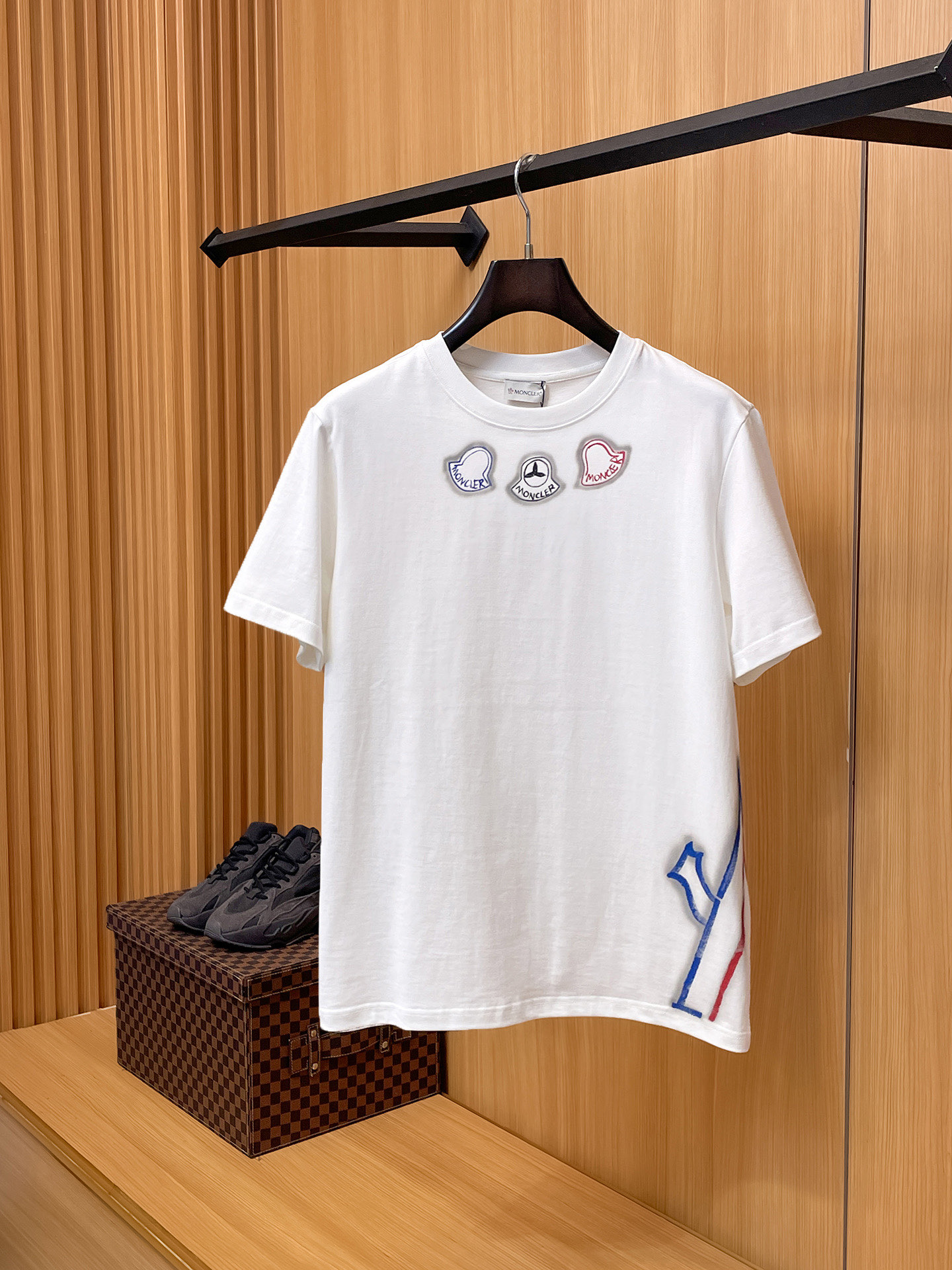 NO:732442,Moncler [New Product] 2026 SS Spring and Summer Men and Women Couple Classic Logo Icon Design The simple fashion element design of the short-sleeved T-shirt highlights simplicity and is a high-value item this summer. The high-quality knitted cotton fabric is supplied by customers, with a smooth and delicate feel, and impeccable breathability and comfort. The stylish silhouette and cutting design highlight the latest fashion techniques.  The new logo leather badge is sewn with strong appeal, highlighting the avant-garde unique personality. A must-have item for fashionistas. Expressing meticulous fashion. Color White Black Size S/M/L/XL/2XL S Shoulder Width 43 Bust 104 Length 67 Sleeve Length 21, T-shirt, tees, t-shirt,19860909Moncler【新品】2026SS春夏 男女情侣款 经典logo图标设计 短袖T恤简约的时尚元素设计凸显精简,隶属今夏高颜值单品. 客供优质针织棉面料,手感顺滑细腻,着身的透气舒适感无可挑剔.搭配时尚廓形裁剪设计彰显潮流时尚的最新手法. 全新标识皮质徽章缝制感染力强大,彰显前卫独特个性.时尚达人的必备单品.表达一丝不苟的时尚气息. 颜色白色黑色 尺码S/M/L/XL/2XL S肩宽43胸围104衣长67袖长21,,T-shirt,tees，t-shirt,,Men's clothing