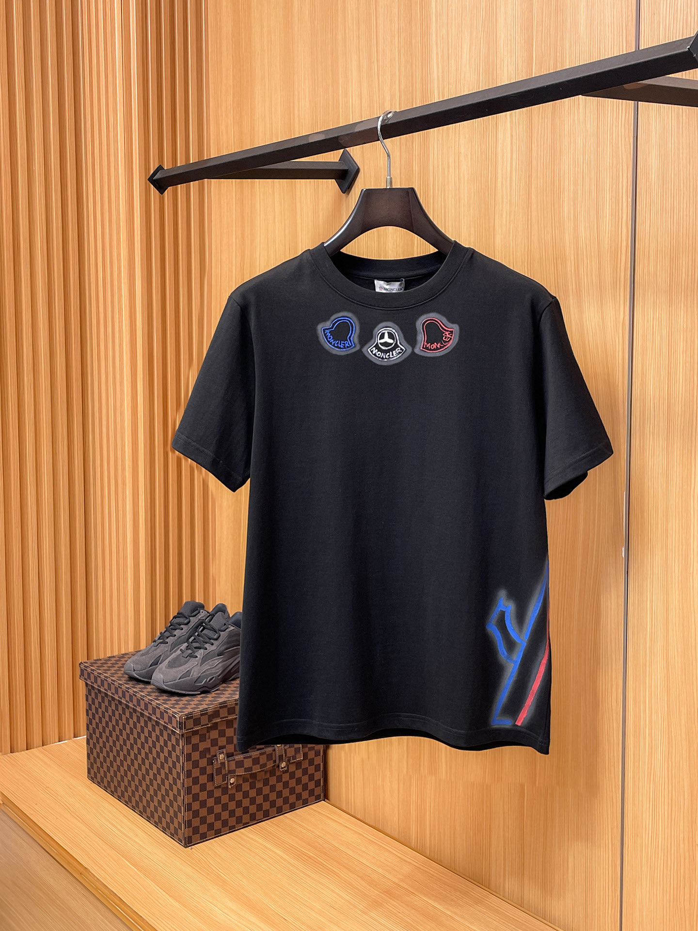 NO:733836,Moncler [New Product] 2026 SS Spring and Summer Men and Women Couple Classic Logo Icon Design The simple fashion element design of the short-sleeved T-shirt highlights simplicity and is a high-value item this summer. The high-quality knitted cotton fabric is supplied by customers, with a smooth and delicate feel, and impeccable breathability and comfort. The stylish silhouette and cutting design highlight the latest fashion techniques.  The new logo leather badge is sewn with strong appeal, highlighting the avant-garde unique personality. A must-have item for fashionistas. Expressing meticulous fashion. Color White Black Size S/M/L/XL/2XL S Shoulder Width 43 Bust 104 Length 67 Sleeve Length 21, T-shirt, tees, t-shirt,19860909Moncler【新品】2026SS春夏 男女情侣款 经典logo图标设计 短袖T恤简约的时尚元素设计凸显精简,隶属今夏高颜值单品. 客供优质针织棉面料,手感顺滑细腻,着身的透气舒适感无可挑剔.搭配时尚廓形裁剪设计彰显潮流时尚的最新手法. 全新标识皮质徽章缝制感染力强大,彰显前卫独特个性.时尚达人的必备单品.表达一丝不苟的时尚气息. 颜色白色黑色 尺码S/M/L/XL/2XL S肩宽43胸围104衣长67袖长21,,T-shirt,tees，t-shirt,,Men's clothing