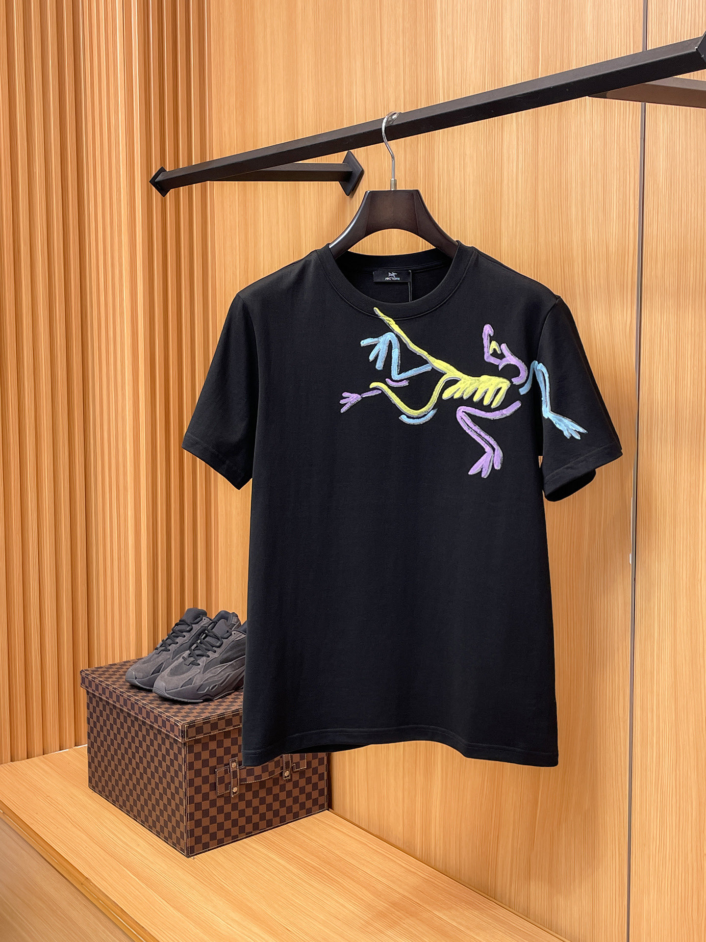 NO:733841,Arc'teryx [New Product] 2026SS Spring and Summer Men and Women Couple Classic Logo Icon Design The simple fashion element design of the short-sleeved T-shirt highlights simplicity and is a high-value single product this summer. The high-quality knitted cotton fabric is supplied by the customer, with a smooth and delicate feel, and impeccable breathability and comfort. The stylish silhouette and cutting design highlight the latest fashion techniques.  The new logo leather badge is sewn with strong appeal, highlighting the avant-garde unique personality. A must-have item for fashionistas. Expressing meticulous fashion. Color White Black Size S/M/L/XL/2XL S Shoulder Width 43 Chest 104 Length 67 Sleeve Length 21, arc'teryx, T-shirt, tees, t-shirt,19860909始祖鸟【新品】2026SS春夏 男女情侣款 经典logo图标设计 短袖T恤简约的时尚元素设计凸显精简,隶属今夏高颜值单品. 客供优质针织棉面料,手感顺滑细腻,着身的透气舒适感无可挑剔.搭配时尚廓形裁剪设计彰显潮流时尚的最新手法. 全新标识皮质徽章缝制感染力强大,彰显前卫独特个性.时尚达人的必备单品.表达一丝不苟的时尚气息. 颜色白色黑色 尺码S/M/L/XL/2XL S肩宽43胸围104衣长67袖长21,arc'teryx,T-shirt,tees，t-shirt,,Men's clothing