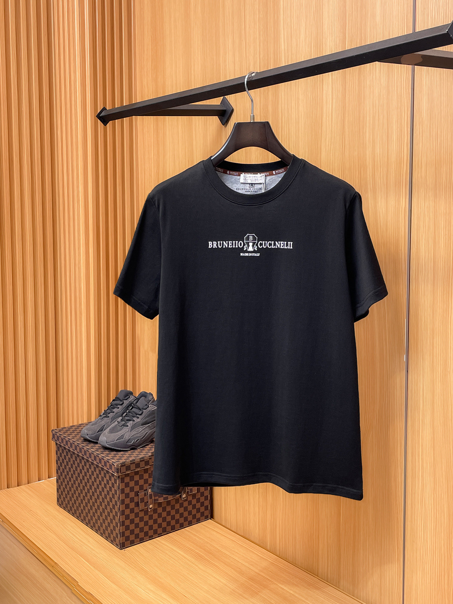 NO:733846,BC [New Product] 2026SS Spring and Summer Men and Women Couple Classic Logo Icon Design The simple fashion element design of the short-sleeved T-shirt highlights simplicity and is a high-value item this summer. The high-quality knitted cotton fabric is supplied by customers, with a smooth and delicate feel, and impeccable breathability and comfort. The fashionable silhouette and cutting design highlight the latest fashion techniques.  The new logo leather badge is sewn with strong appeal, highlighting the avant-garde unique personality. A must-have item for fashionistas. Expressing meticulous fashion. Color White Black Size S/M/L/XL/2XL S Shoulder Width 43 Bust 104 Length 67 Sleeve Length 21, T-shirt, tees, t-shirt,19860909BC【新品】2026SS春夏 男女情侣款 经典logo图标设计 短袖T恤简约的时尚元素设计凸显精简,隶属今夏高颜值单品. 客供优质针织棉面料,手感顺滑细腻,着身的透气舒适感无可挑剔.搭配时尚廓形裁剪设计彰显潮流时尚的最新手法. 全新标识皮质徽章缝制感染力强大,彰显前卫独特个性.时尚达人的必备单品.表达一丝不苟的时尚气息. 颜色白色黑色 尺码S/M/L/XL/2XL S肩宽43胸围104衣长67袖长21,,T-shirt,tees，t-shirt,,Men's clothing