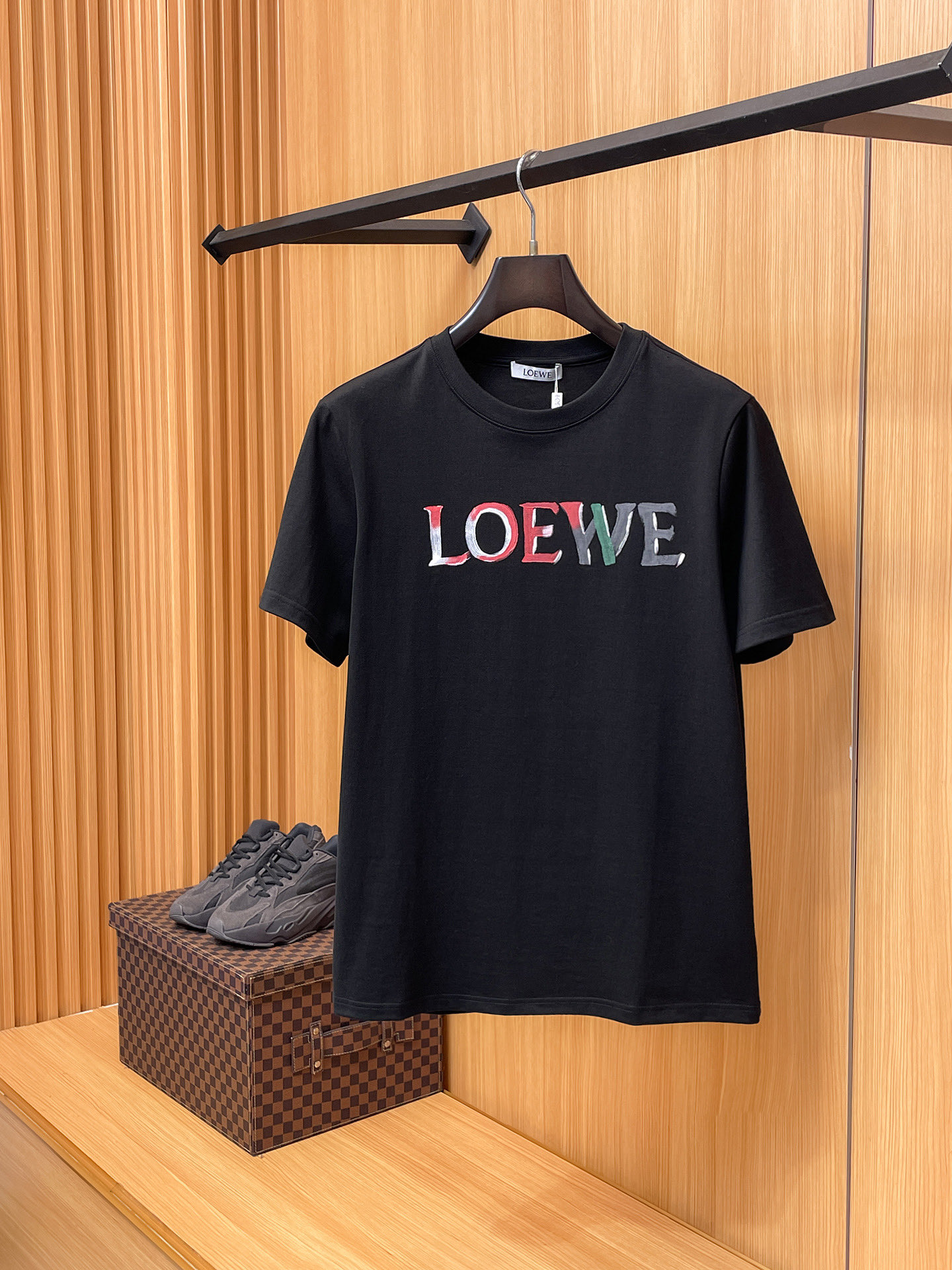 NO:733851,Loewe [New Product] 2026SS Spring and Summer Men and Women Couple Classic Logo Icon Design The simple fashion element design of the short-sleeved T-shirt highlights simplicity and is a high-value item this summer. The high-quality knitted cotton fabric is supplied by customers, with a smooth and delicate feel, and impeccable breathability and comfort. The stylish silhouette and cutting design highlight the latest fashion techniques.  The new logo leather badge is sewn with strong appeal, highlighting the avant-garde unique personality. A must-have item for fashionistas. Expressing meticulous fashion. Color White Black Size S/M/L/XL/2XL S Shoulder Width 43 Bust 104 Length 67 Sleeve Length 21, loewe, T-shirt, tees, t-shirt,19860909Loewe【新品】2026SS春夏 男女情侣款 经典logo图标设计 短袖T恤简约的时尚元素设计凸显精简,隶属今夏高颜值单品. 客供优质针织棉面料,手感顺滑细腻,着身的透气舒适感无可挑剔.搭配时尚廓形裁剪设计彰显潮流时尚的最新手法. 全新标识皮质徽章缝制感染力强大,彰显前卫独特个性.时尚达人的必备单品.表达一丝不苟的时尚气息. 颜色白色黑色 尺码S/M/L/XL/2XL S肩宽43胸围104衣长67袖长21,,loewe,T-shirt,tees，t-shirt,,Men's clothing