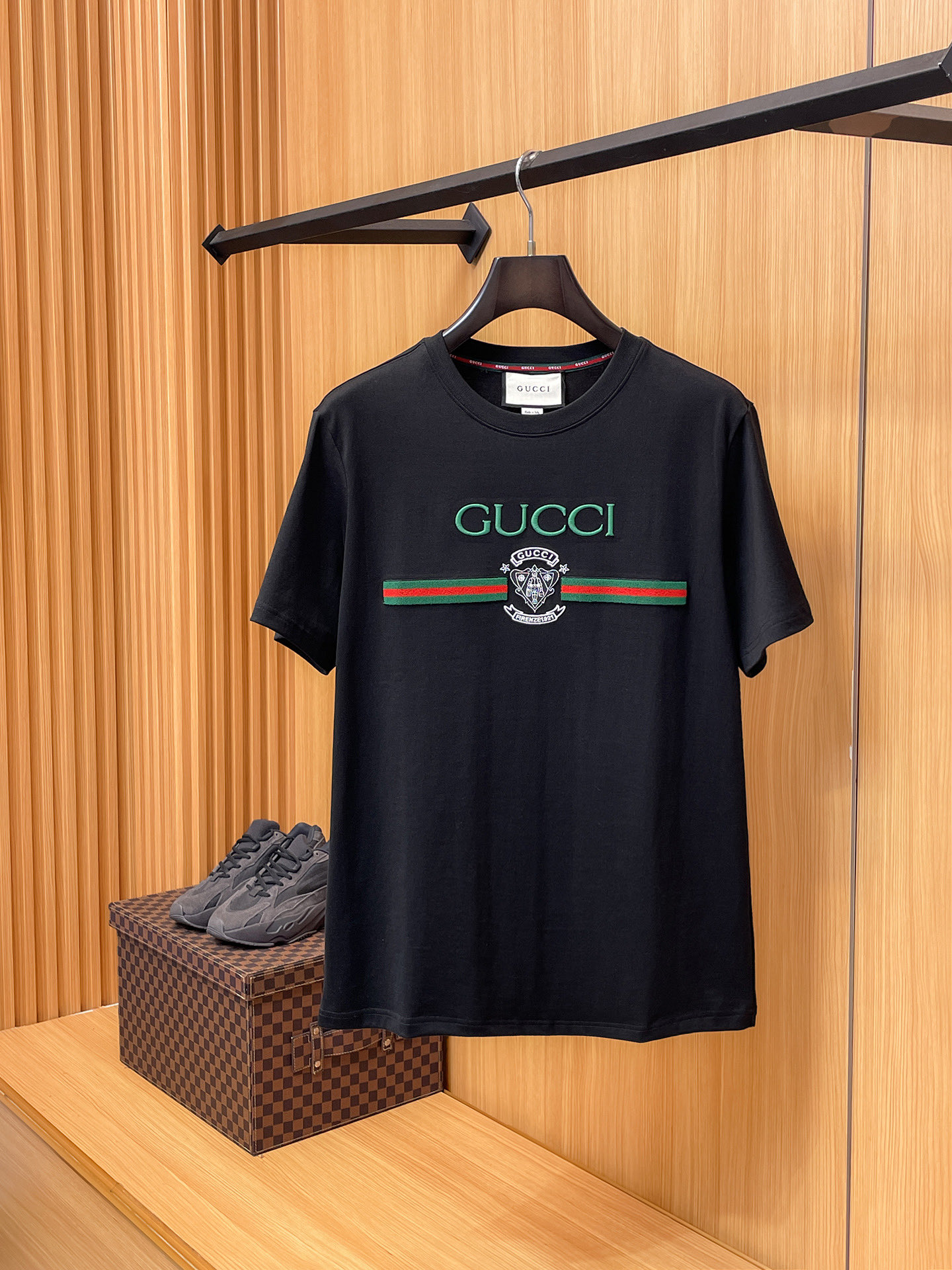 NO:733856,Gucci [New Product] 2026SS Spring and Summer Men and Women Couple Classic Logo Icon Design The simple fashion element design of the short-sleeved T-shirt highlights simplicity and is a high-value item this summer. The high-quality knitted cotton fabric is supplied by customers, with a smooth and delicate feel, and impeccable breathability and comfort. The stylish silhouette and cutting design highlight the latest fashion techniques.  The new logo leather badge is sewn with strong appeal, highlighting the avant-garde unique personality. A must-have item for fashionistas. Expressing meticulous fashion. Color White Black Size S/M/L/XL/2XL S Shoulder Width 43 Bust 104 Length 67 Sleeve Length 21,, gucci, T-shirt, tees, t-shirt,19860909Gucci【新品】2026SS春夏 男女情侣款 经典logo图标设计 短袖T恤简约的时尚元素设计凸显精简,隶属今夏高颜值单品. 客供优质针织棉面料,手感顺滑细腻,着身的透气舒适感无可挑剔.搭配时尚廓形裁剪设计彰显潮流时尚的最新手法. 全新标识皮质徽章缝制感染力强大,彰显前卫独特个性.时尚达人的必备单品.表达一丝不苟的时尚气息. 颜色白色黑色 尺码S/M/L/XL/2XL S肩宽43胸围104衣长67袖长21,,gucci,T-shirt,tees，t-shirt,,Men's clothing