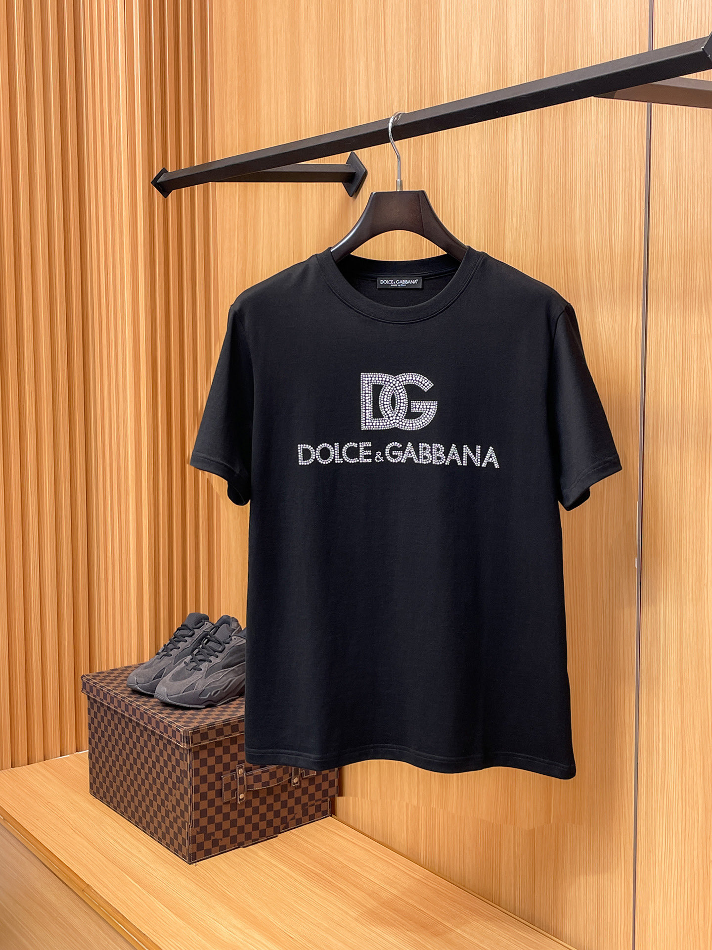 NO:733871,DG [New Product] 2026SS Spring and Summer Men and Women Couple Classic Logo Icon Design The simple fashion element design of the short-sleeved T-shirt highlights simplicity and is a high-value item this summer. The high-quality knitted cotton fabric is supplied by the customer, with a smooth and delicate feel, and impeccable breathability and comfort. The stylish silhouette and cutting design highlight the latest fashion techniques.  The new logo leather badge is sewn with strong appeal, highlighting the avant-garde unique personality. A must-have item for fashionistas. Expressing meticulous fashion. Color White Black Size S/M/L/XL/2XL S Shoulder Width 43 Bust 104 Length 67 Sleeve Length 21, T-shirt, tees, t-shirt,19860909DG【新品】2026SS春夏 男女情侣款 经典logo图标设计 短袖T恤简约的时尚元素设计凸显精简,隶属今夏高颜值单品. 客供优质针织棉面料,手感顺滑细腻,着身的透气舒适感无可挑剔.搭配时尚廓形裁剪设计彰显潮流时尚的最新手法. 全新标识皮质徽章缝制感染力强大,彰显前卫独特个性.时尚达人的必备单品.表达一丝不苟的时尚气息. 颜色白色黑色 尺码S/M/L/XL/2XL S肩宽43胸围104衣长67袖长21,,T-shirt,tees，t-shirt,,Men's clothing