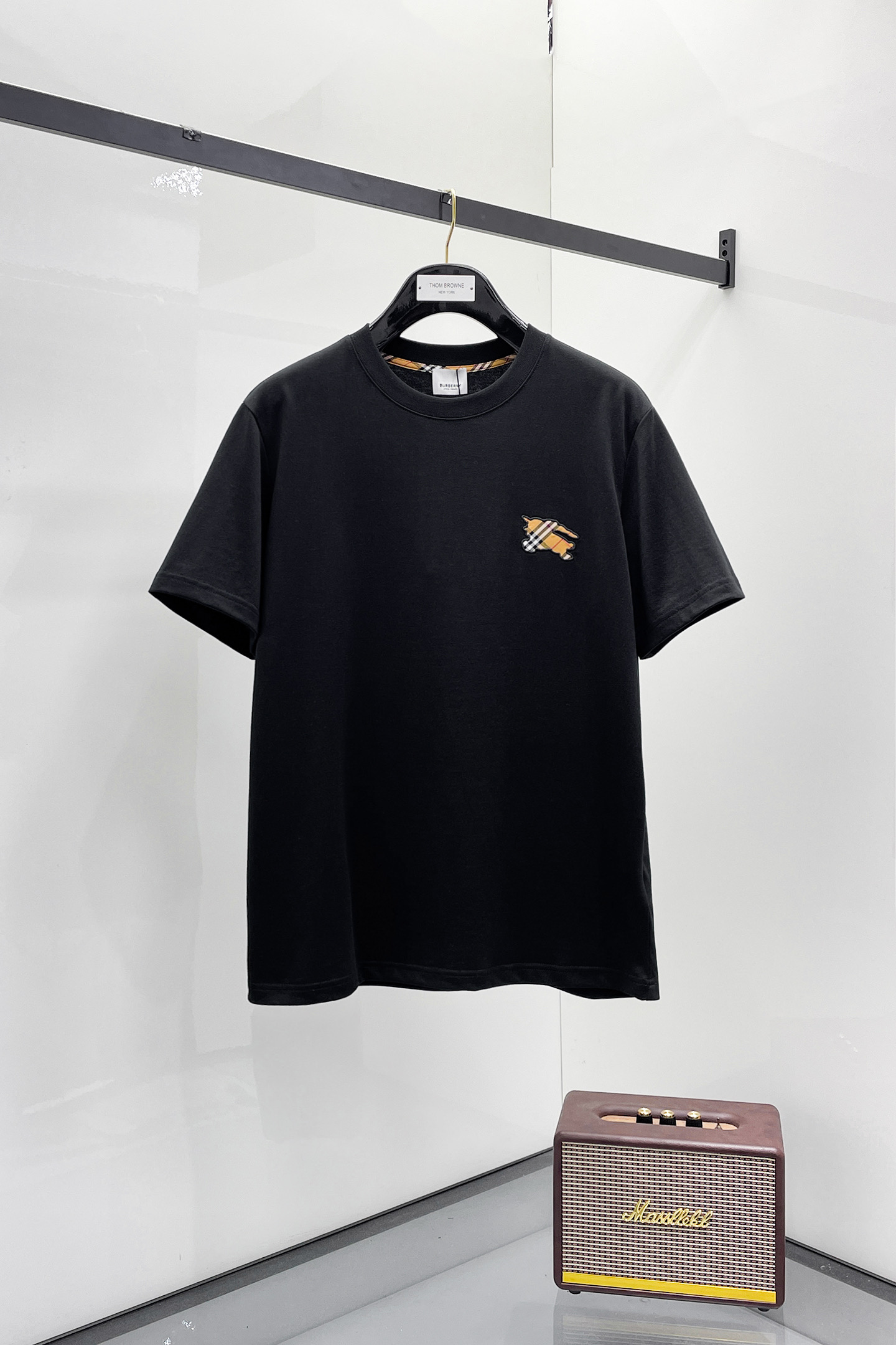 NO:746572,Burberry - 2026ss Year of the Horse spring and summer high-quality short-sleeved T-shirt. Official website synchronized. High-end quality. Customized top-grade pure cotton fabric, 1:1 production by top manufacturers, fashionable brand heavy craftsmanship logo design, soft and delicate feel. Skin-friendly and comfortable to wear. Versatile and casual. The upper body is very good. Handsome. A must-have for trendy men. Color black, white. Size S-2XL. Shoulder width 46 for S size. Bust 102. Clothes length 66. Sleeve length 22.  M size shoulder width 47, chest size 106, length 67, sleeve length 23, L size shoulder width 48, chest size 110, length 68, sleeve length 24, XL size, shoulder width 49, chest size 114, length 69, sleeve length 25, 2XL size, shoulder width 50, chest size 116, length 70, sleeve length 26, burberry, T-shirt, tees, t-shirt,19860909巴宝莉 - 2026ss马年贺岁款春夏精品短袖T恤 官网同步 高端品质 定制顶级纯棉面料,顶级大厂1:1制作,时尚大牌重工艺logo设计,手感柔软细腻 穿着亲肤舒适 百搭休闲 上身非常赞 帅气 潮男必备品 颜色黑色,白色 尺码S-2XL S码肩宽46 胸围102 衣长66 袖长22 M码肩宽47 胸围106 衣长67 袖长23 L码肩宽48 胸围110 衣长68 袖长24 XL码肩宽49 胸围114 衣长69 袖长25 2XL码肩宽50 胸围116 衣长70 袖长26,,burberry,T-shirt,tees，t-shirt,,Men's clothing