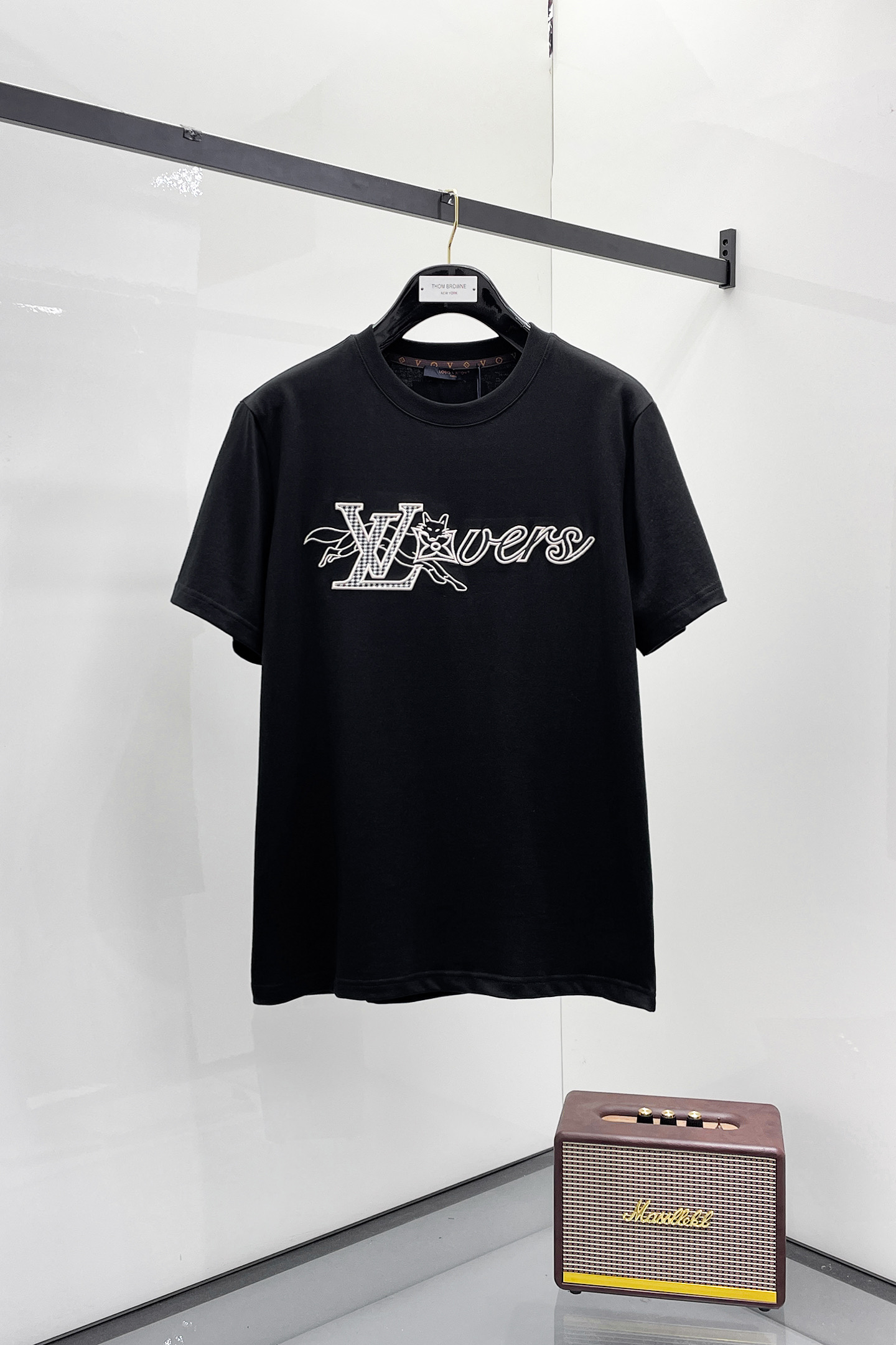 NO:746574,LV - 2026ss Spring and Summer high-quality short-sleeved T-shirt for the Year of the Horse. Official website synchronization. High-end quality. Customized top-grade pure cotton fabric, 1:1 production by top manufacturers, fashionable brand heavy craftsmanship logo design, soft and delicate feel. Skin-friendly and comfortable to wear. Versatile and casual. The upper body is very good. Handsome. A must-have for trendy men. Color black, white. Size S-2XL. Shoulder width 46 for S size. Bust 102. Clothes length 66. Sleeve length 22.  M size shoulder width 47, chest size 106, length 67, sleeve length 23, L size shoulder width 48, chest size 110, length 68 sleeve length, 24 XL size, shoulder width 49, chest size 114, length 69, sleeve length 25, size 219860909LV - 2026ss马年贺岁款春夏精品短袖T恤 官网同步 高端品质 定制顶级纯棉面料,顶级大厂1:1制作,时尚大牌重工艺logo设计,手感柔软细腻 穿着亲肤舒适 百搭休闲 上身非常赞 帅气 潮男必备品 颜色黑色,白色 尺码S-2XL S码肩宽46 胸围102 衣长66 袖长22 M码肩宽47 胸围106 衣长67 袖长23 L码肩宽48 胸围110 衣长68 袖长24 XL码肩宽49 胸围114 衣长69 袖长25 2XL码肩宽50 胸围116 衣长70 袖长26,,louis vuitton,T-shirt,tees，t-shirt,,Men's clothing