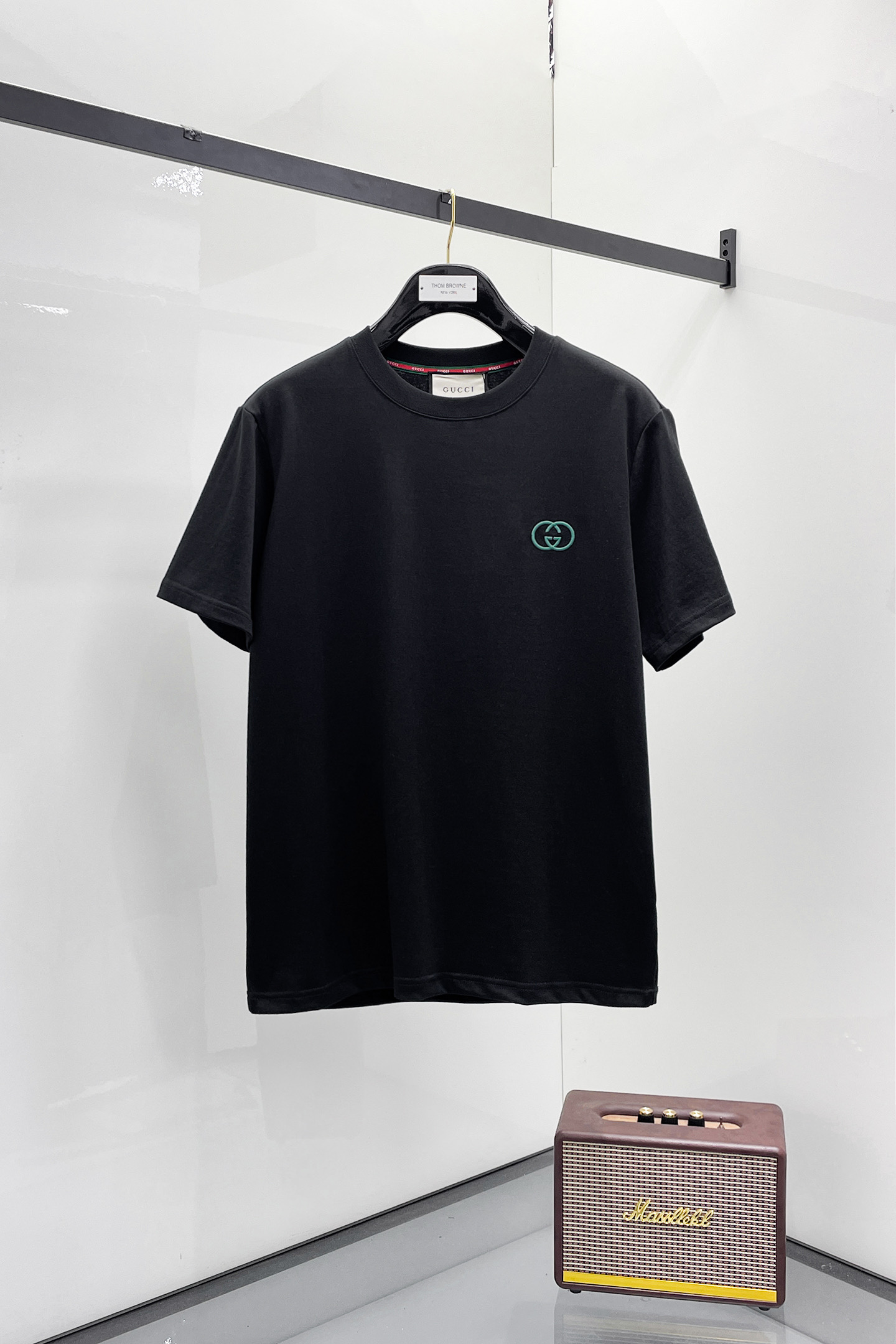 NO:746580,Gucci - 2026ss Year of the Horse spring and summer high-quality short-sleeved T-shirts. Official website synchronization. High-end quality. Customized top-grade pure cotton fabric, 1:1 production by top manufacturers, fashionable brand heavy craftsmanship logo design, soft and delicate feel. Skin-friendly and comfortable to wear. Versatile and casual. The upper body is very good. Handsome. A must-have for trendy men. Color black, white. Size S-2XL. Shoulder width 46 for S size. Bust 102. Clothes length 66. Sleeve length 22.  M size shoulder width 47, chest size 106, length 67, sleeve length 23, size L shoulder width 48, chest size 110, length 68 sleeve length, 24 XL size, shoulder width 49, chest size 114, length 69, sleeve length 25, size 219860909古驰 - 2026ss马年贺岁款春夏精品短袖T恤 官网同步 高端品质 定制顶级纯棉面料,顶级大厂1:1制作,时尚大牌重工艺logo设计,手感柔软细腻 穿着亲肤舒适 百搭休闲 上身非常赞 帅气 潮男必备品 颜色黑色,白色 尺码S-2XL S码肩宽46 胸围102 衣长66 袖长22 M码肩宽47 胸围106 衣长67 袖长23 L码肩宽48 胸围110 衣长68 袖长24 XL码肩宽49 胸围114 衣长69 袖长25 2XL码肩宽50 胸围116 衣长70 袖长26,,gucci,T-shirt,tees，t-shirt,,Men's clothing