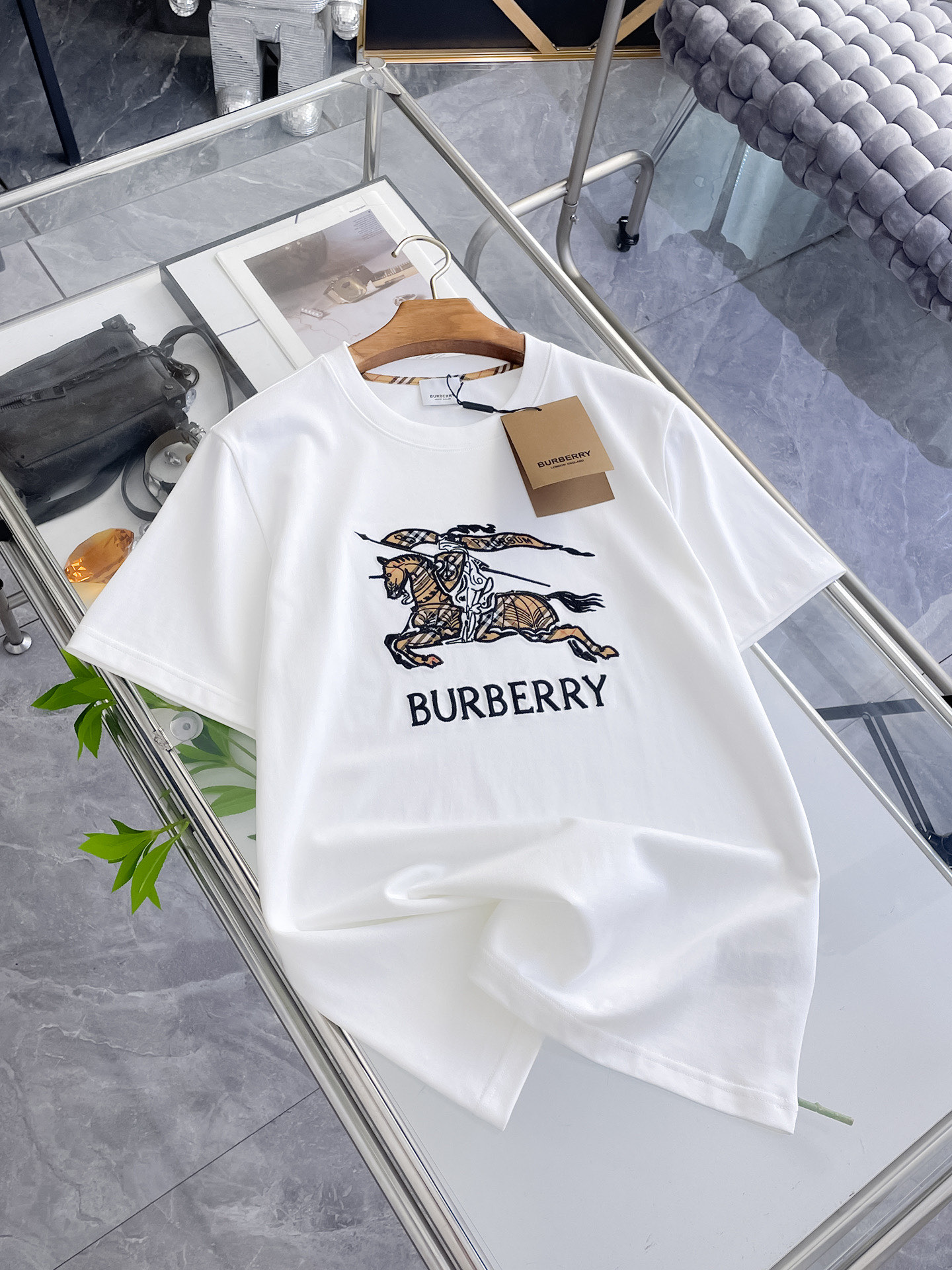 NO:757554,Burberry high-end customization 2026 spring and summer new style debut counter latest short-sleeved round neck T-shirt high-end customization design avant-garde fashion!  The brand logo is designed with heavy craftsmanship. High-end customized mercerized cloud cotton fabric. Soft to the touch. Comfortable to wear. Exquisite stitching at the counter level. Fine workmanship. The upper body effect is incomparably handsome!  A must-have item for a stylish man!  Color Black White Size S-2XL,,burberry,T-shirt,tees,t-shirt,19860909Burberry 高端定制 2026春夏新款首发专柜最新款短袖圆领T恤 高端订制 设计前卫时尚！品牌logo重工艺设计 高端定制丝光云朵棉面料.手感柔软.穿着舒适.专柜级别精致车线.做工精细.上身效果无敌帅气！型男必备单品！ 颜色黑色 白色 码数S-2XL,,burberry,T-shirt,tees，t-shirt,,Men's clothing