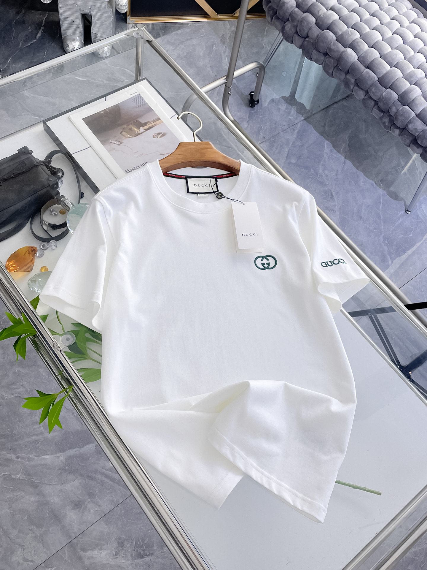 NO:757564,Gucci high-end customization 2026 spring and summer new style debut counter latest short-sleeved round neck T-shirt high-end customization design avant-garde fashion!  The brand logo is designed with heavy craftsmanship. High-end customized mercerized cloud cotton fabric. Soft to the touch. Comfortable to wear. Exquisite stitching at the counter level. Fine workmanship. The upper body effect is incomparably handsome!  A must-have item for a stylish man!  Color Black White Size S-2XL,,gucci,T-shirt,tees,t-shirt,19860909Gucci 高端定制 2026春夏新款首发专柜最新款短袖圆领T恤 高端订制 设计前卫时尚！品牌logo重工艺设计 高端定制丝光云朵棉面料.手感柔软.穿着舒适.专柜级别精致车线.做工精细.上身效果无敌帅气！型男必备单品！ 颜色黑色 白色 码数S-2XL,,gucci,T-shirt,tees，t-shirt,,Men's clothing